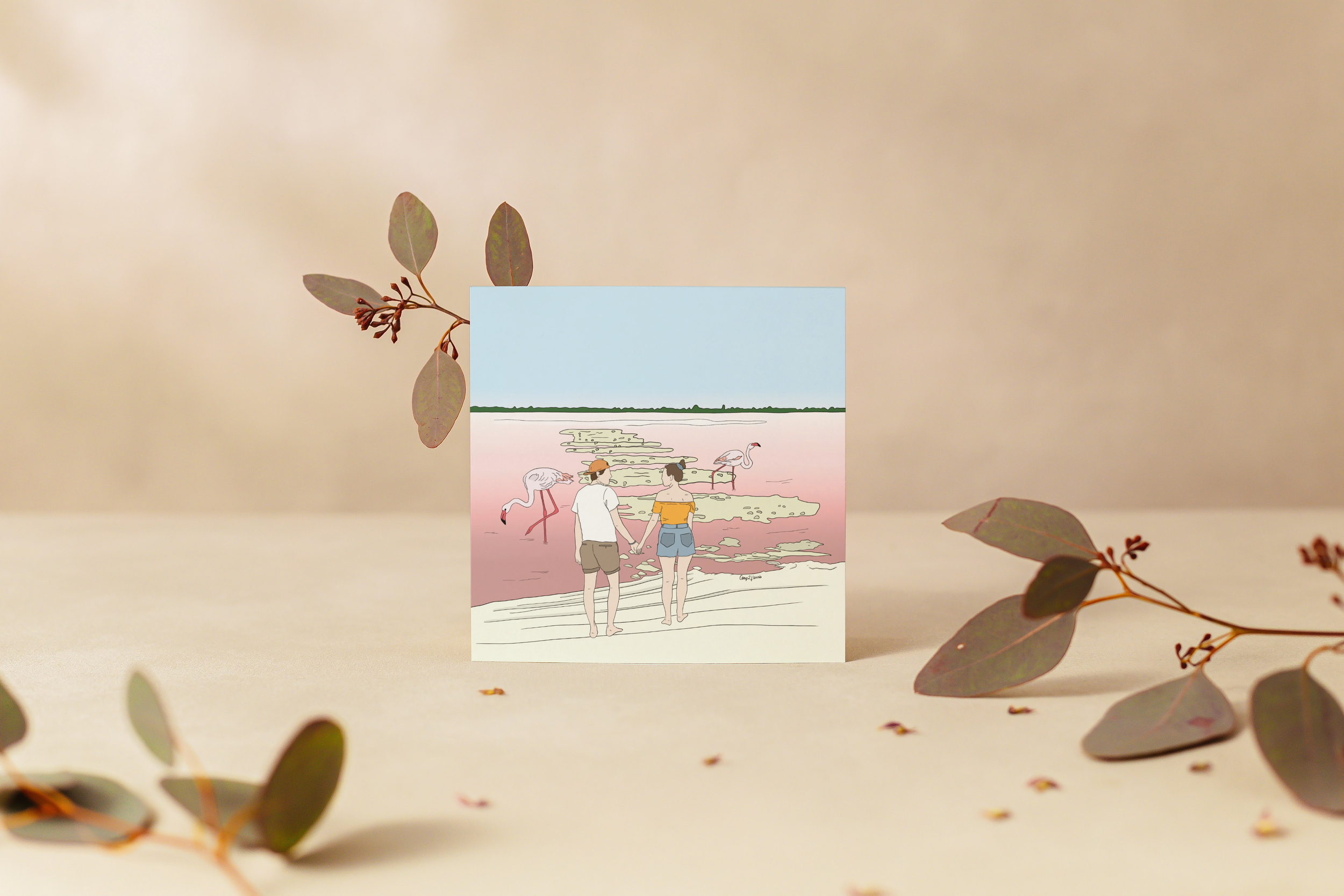 Une carte ou une illustration représentant un couple se tenant la main sur une plage avec des flamants roses en arrière-plan. La scène semble être un dessin ou une peinture.