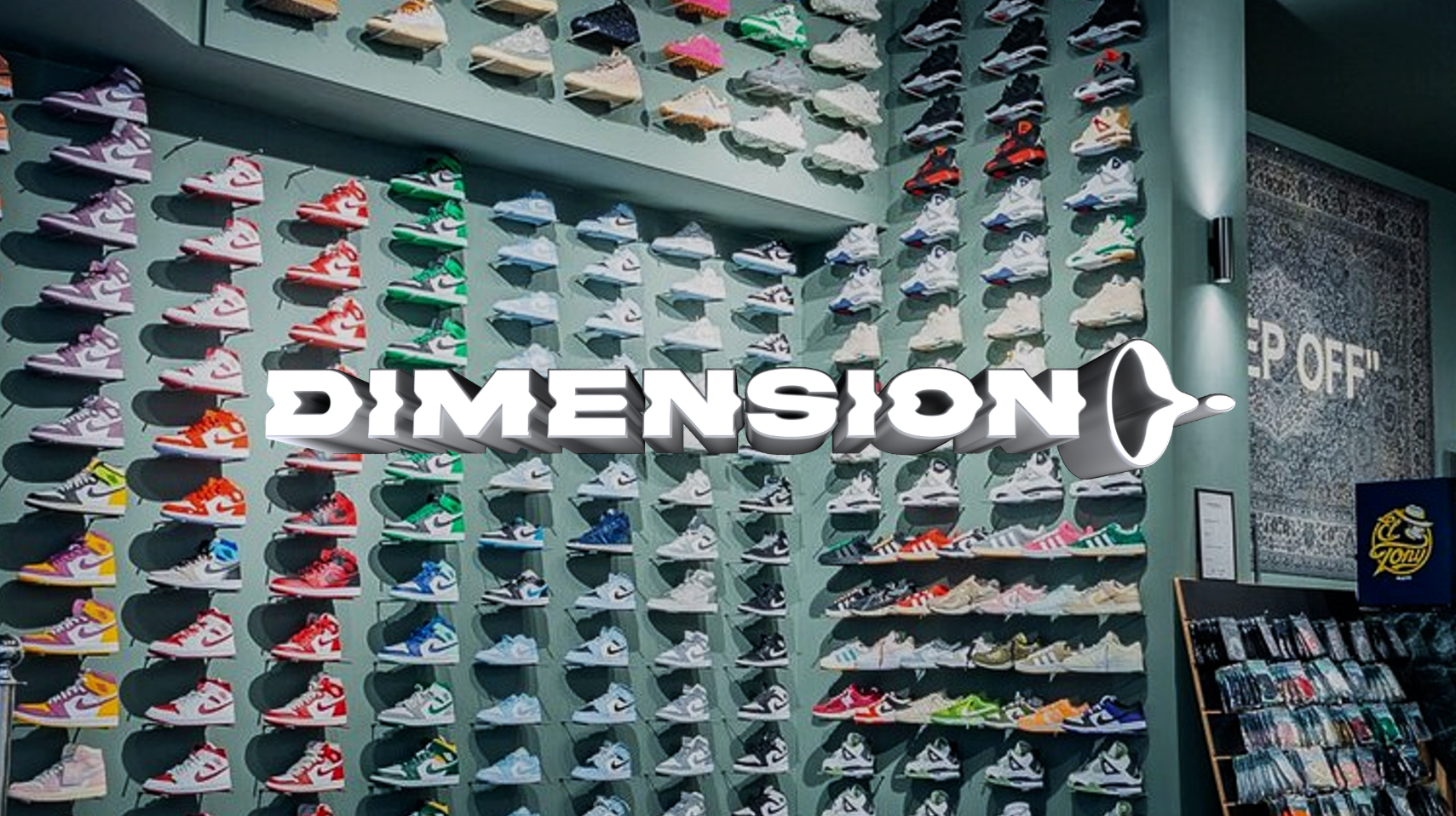 Vitrine avec une grande variété de baskets de sport colorées affichées sur un mur, avec un logo "DIMENSION" en 3D en avant-plan.