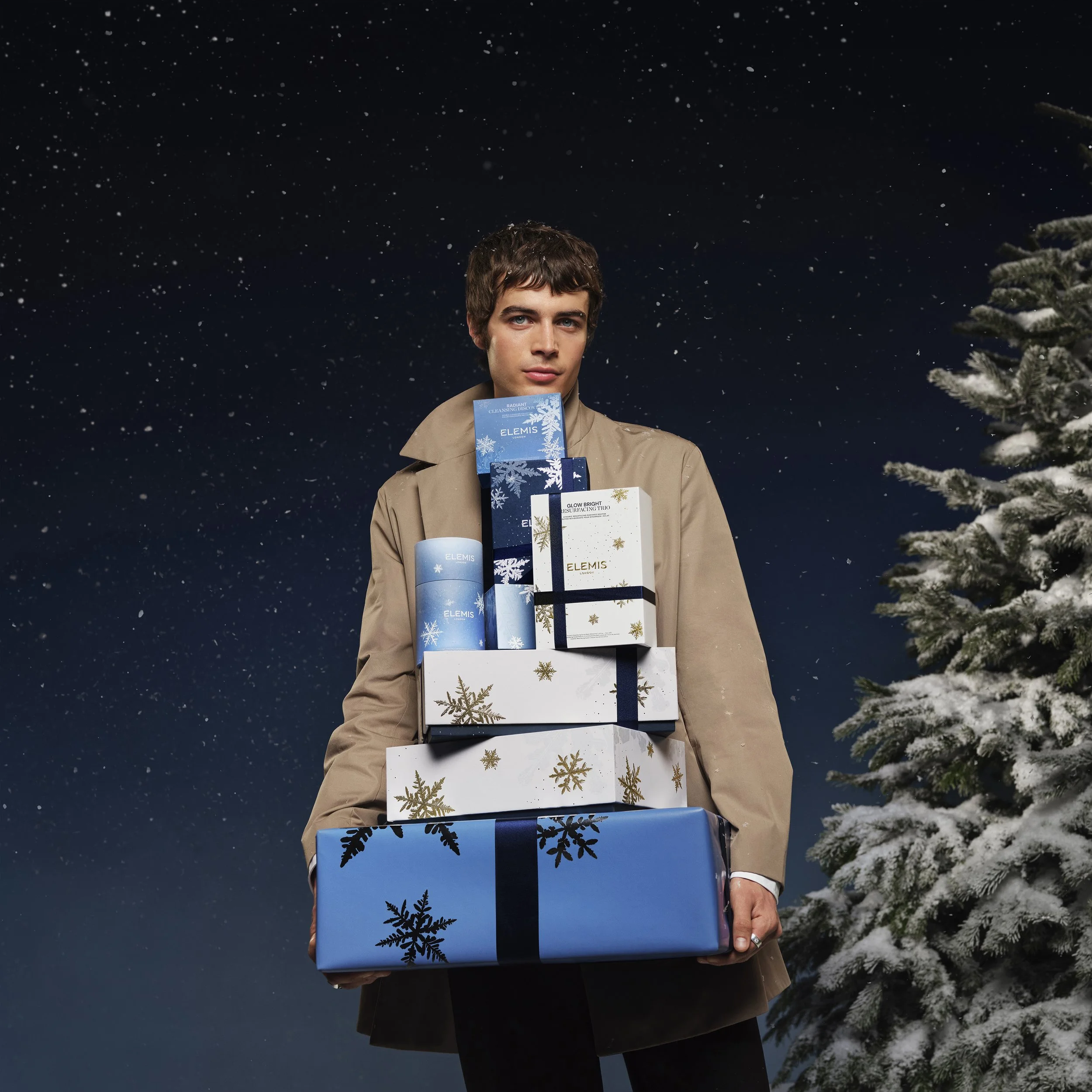 HOLIDAY2025_GIFTING_MODEL_SHOT5_A_0126_v3.jpg