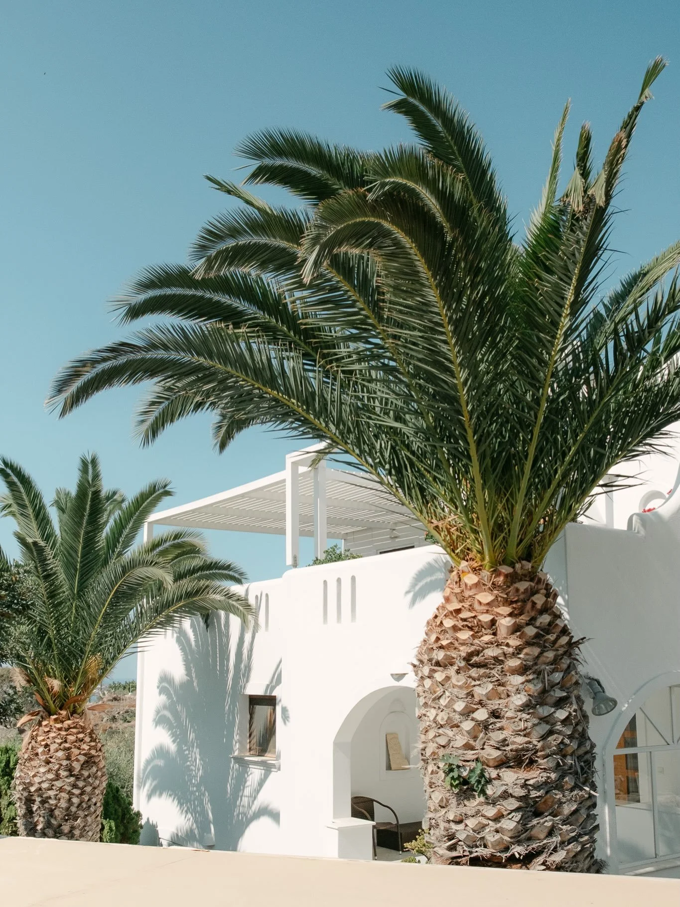 Obsessed with white limewashed walls, clean shapes and minimalist architecture. Could only be topped by Mediterranean plants and a soft breeze.

🤍 Please take me back to Greece next summer.