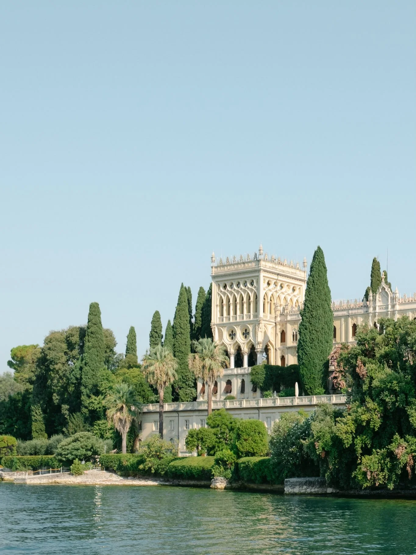 An absolute pinch-me moment: capturing the beauty of Villa Borghese Cavazza on @isola_del_garda. From the team to the owner family, everyone I had the honor of meeting welcomed me with such warmth, the true Italian spirit I love so much 🥹🤍