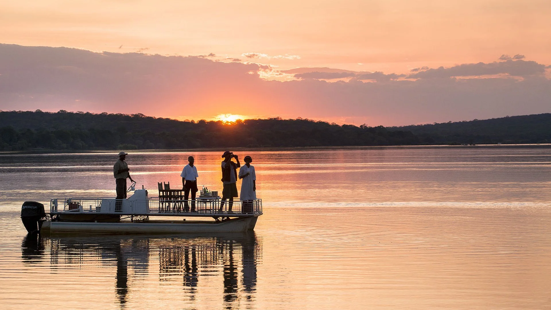 royal-chundu-zambezi-island-lodge-activities-sunset-cruise-01.jpg__1920x1080_q85_crop_subsampling-2_upscale.jpg