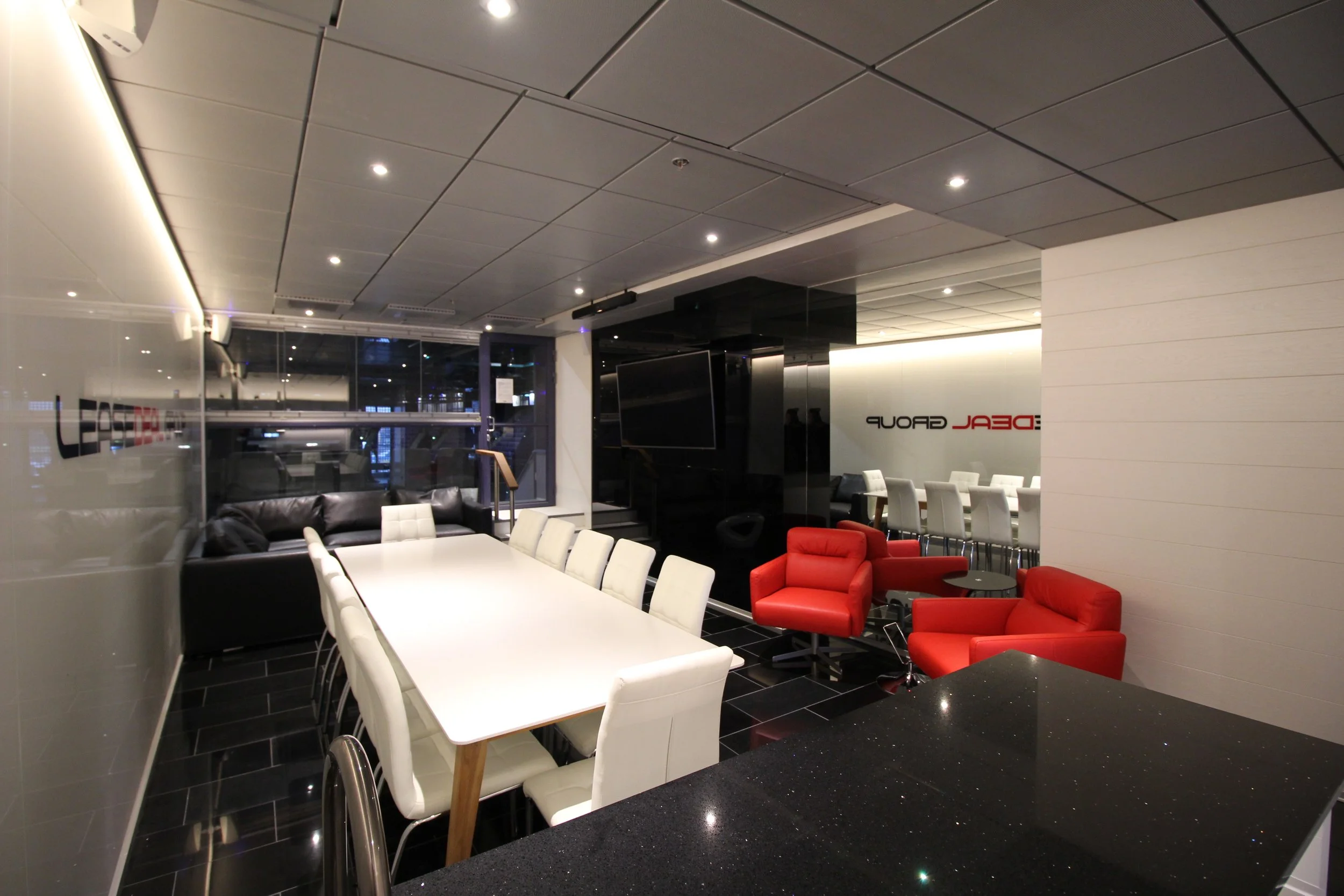 Moderni kokoustila TV:llä ja äänentoistolla mahdollistaa monenlaisien tapahtumien järjestämisen. Aitiossa myös WIFI.