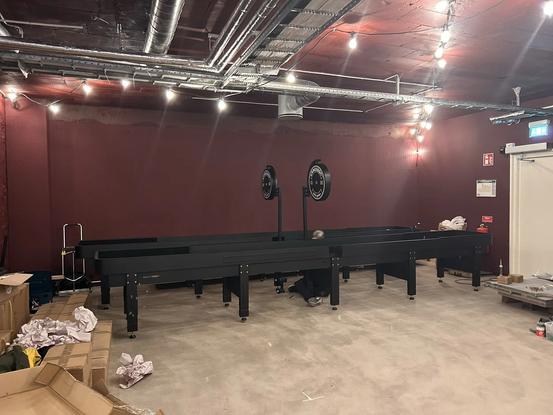 Montering shuffleboard restaurang