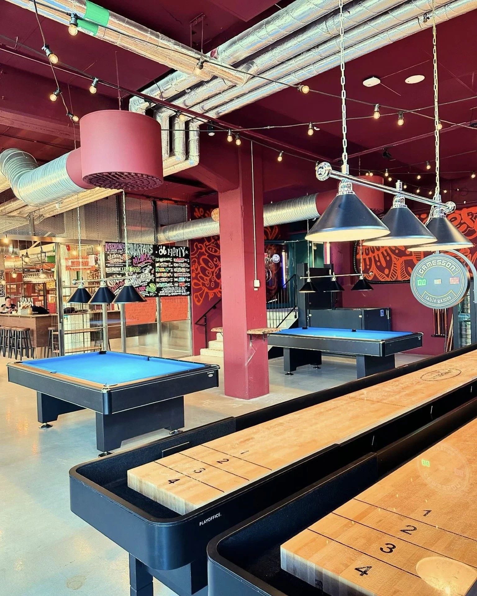 Biljardbord och shuffleboard i restaurang