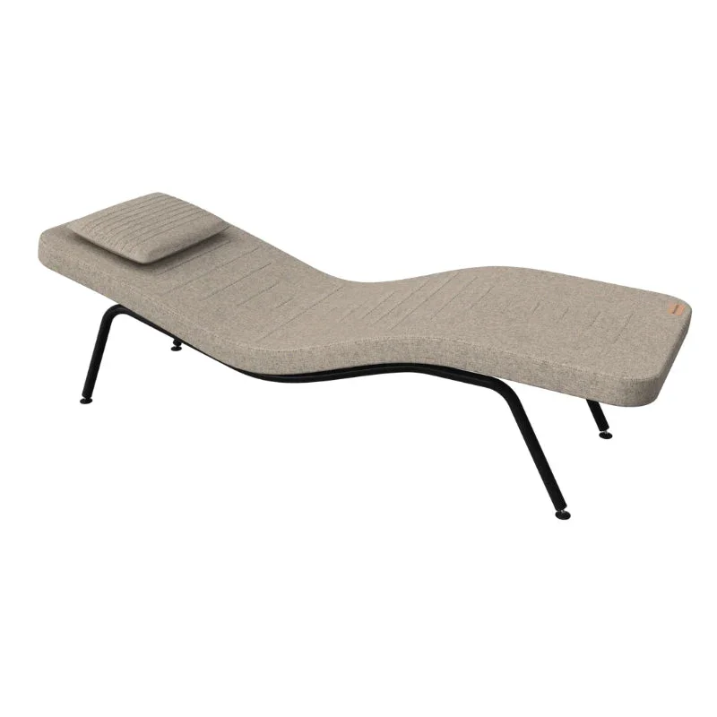 Neurosonic_chaise_lounge_sand_01f5336b-de46-46de-b63a-f0ab3c53ffcf.webp