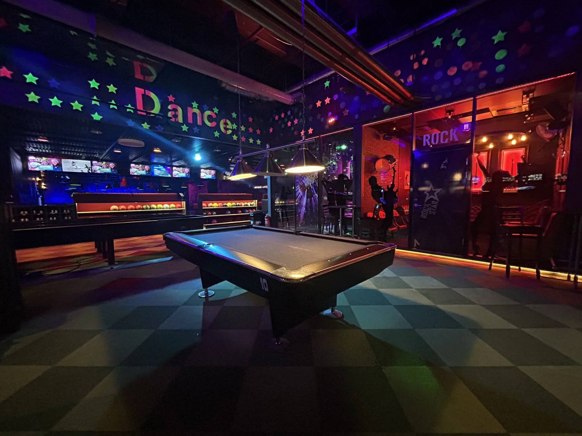 Biljardbord och shuffleboard disco