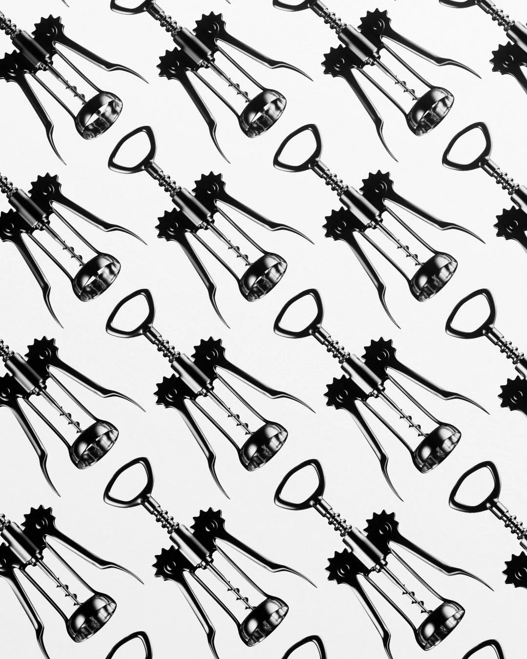 Foto in bianco e nero di cavatappi di bottiglia di vino disposti in modo ripetitivo.