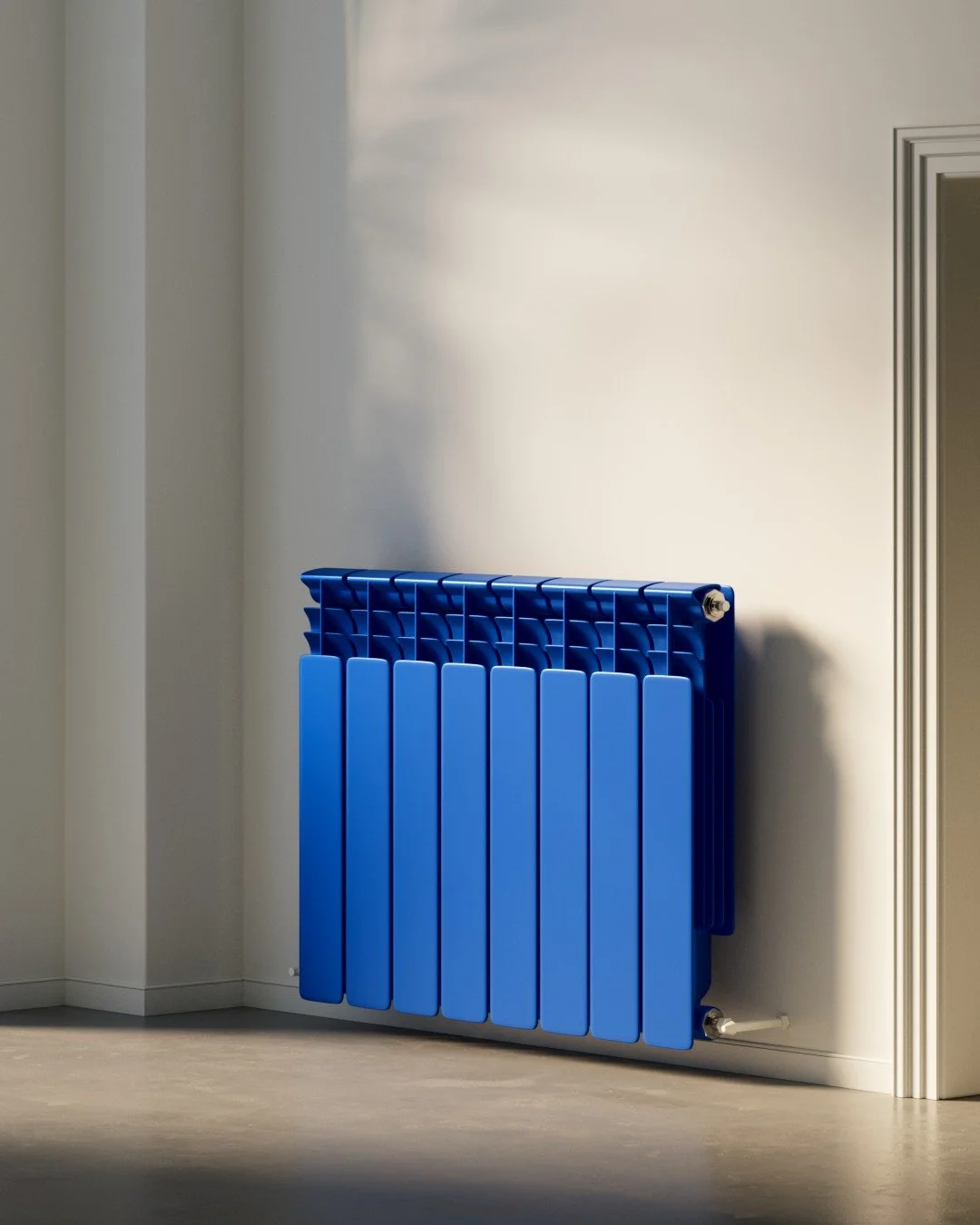 Riscaldatore blu montato su parete bianca vicino alla porta