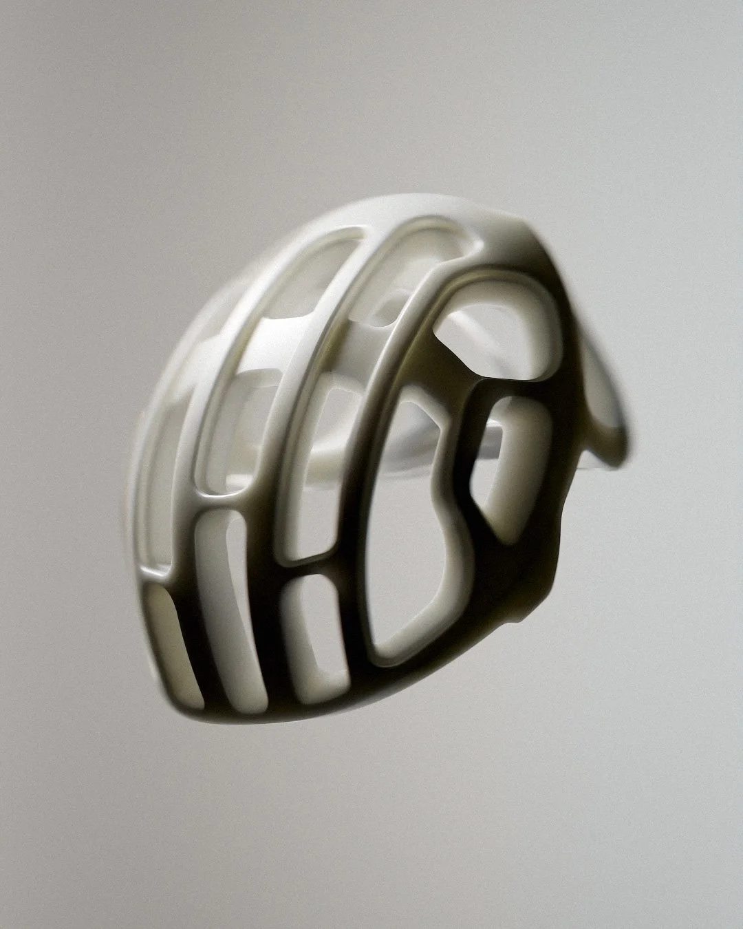 Anello decorativo bianco e nero con linee aperte e geometriche