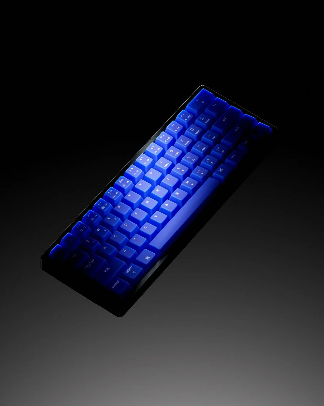 Tastiera con tasti blu illuminati, disposta su uno sfondo scuro