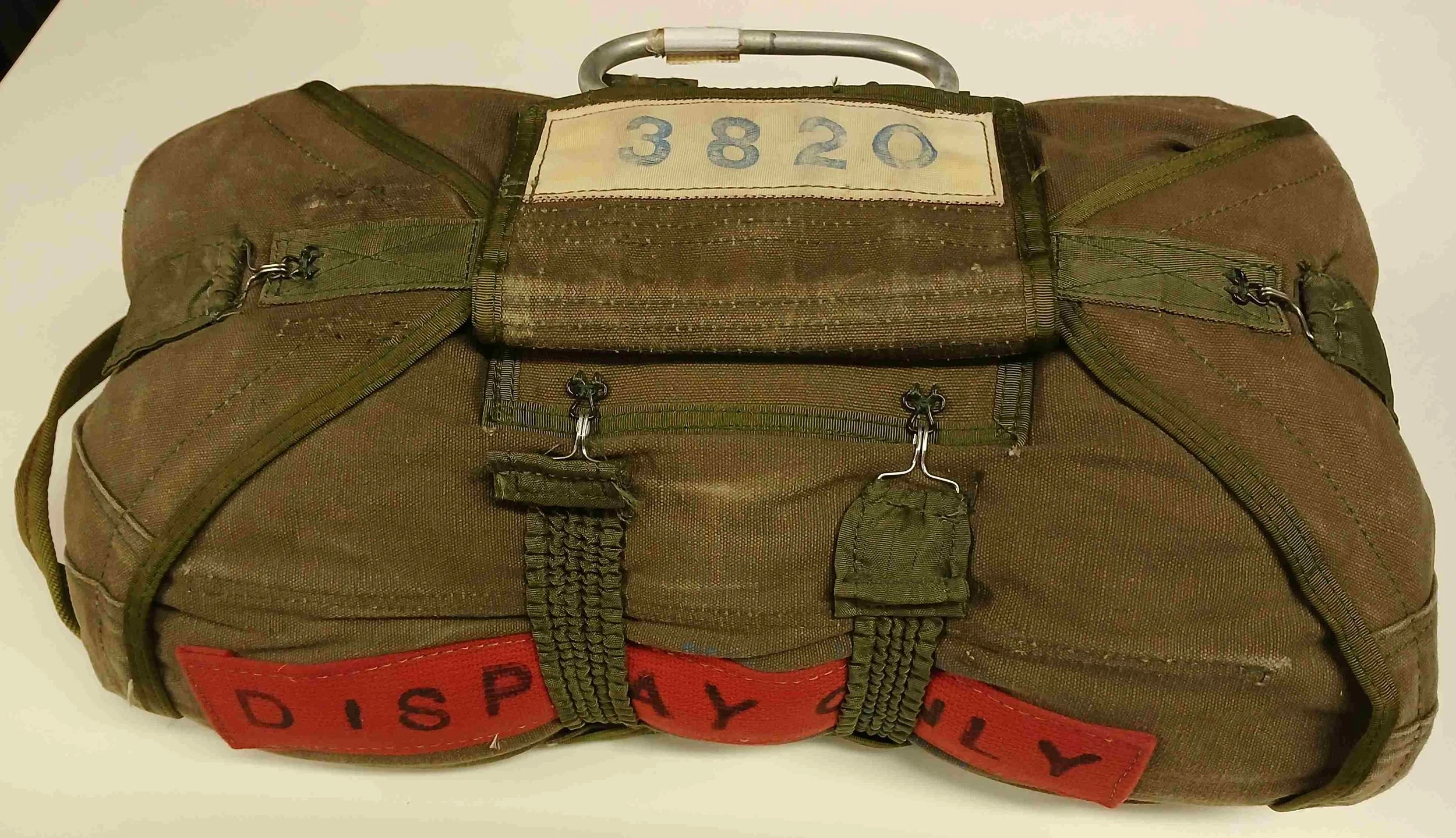 4 display parachutes