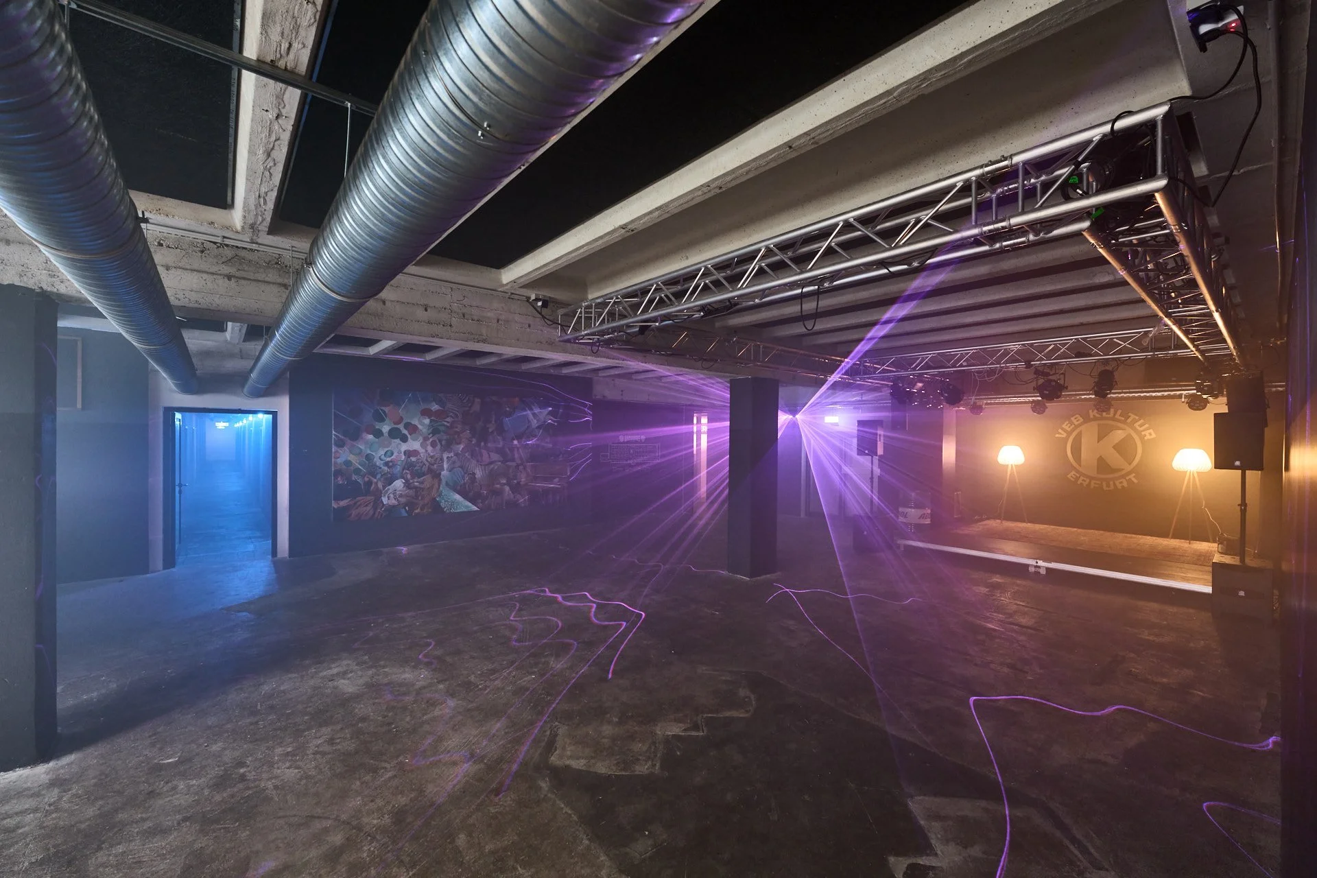 Veranstaltungsraum mit Tanzfläche, inklusive Licht-& Tontechnik und Dekorationen.