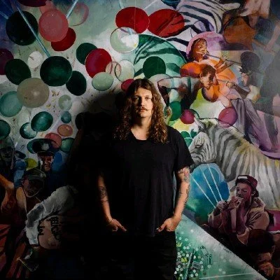 Mann vor buntem Bild