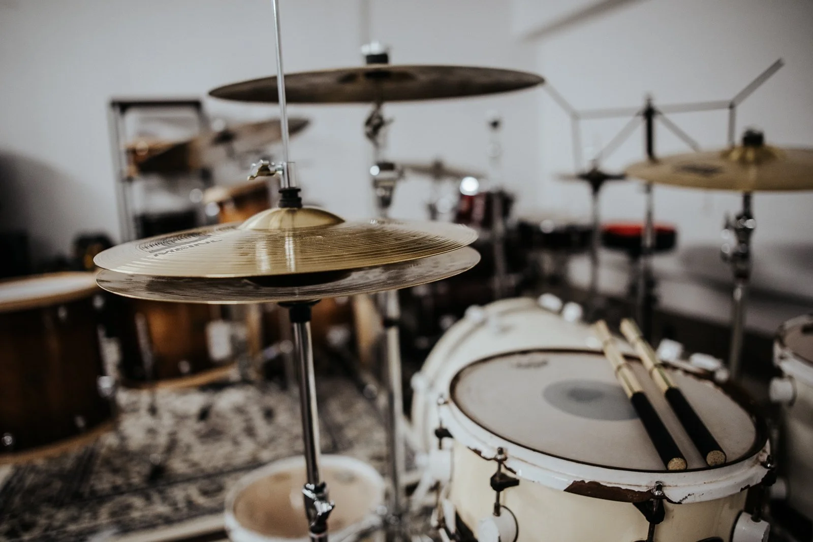 Schlagzeug vor weißem Hintergrund