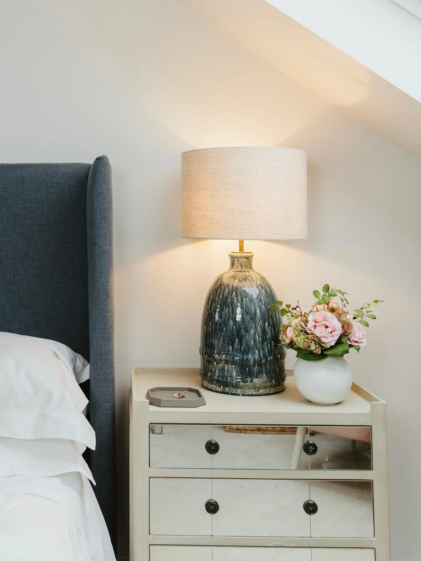 Valentine&rsquo;s Day, styled with subtle sophistication.

A gentle infusion of pink &mdash; thoughtfully layered and perfectly balanced &mdash; adds warmth and depth while preserving a sense of calm.

Swipe for a touch of refined romance. Would you 