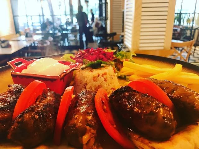 Hellim Cafe köfte tabağı ve restoran içinden bir kare