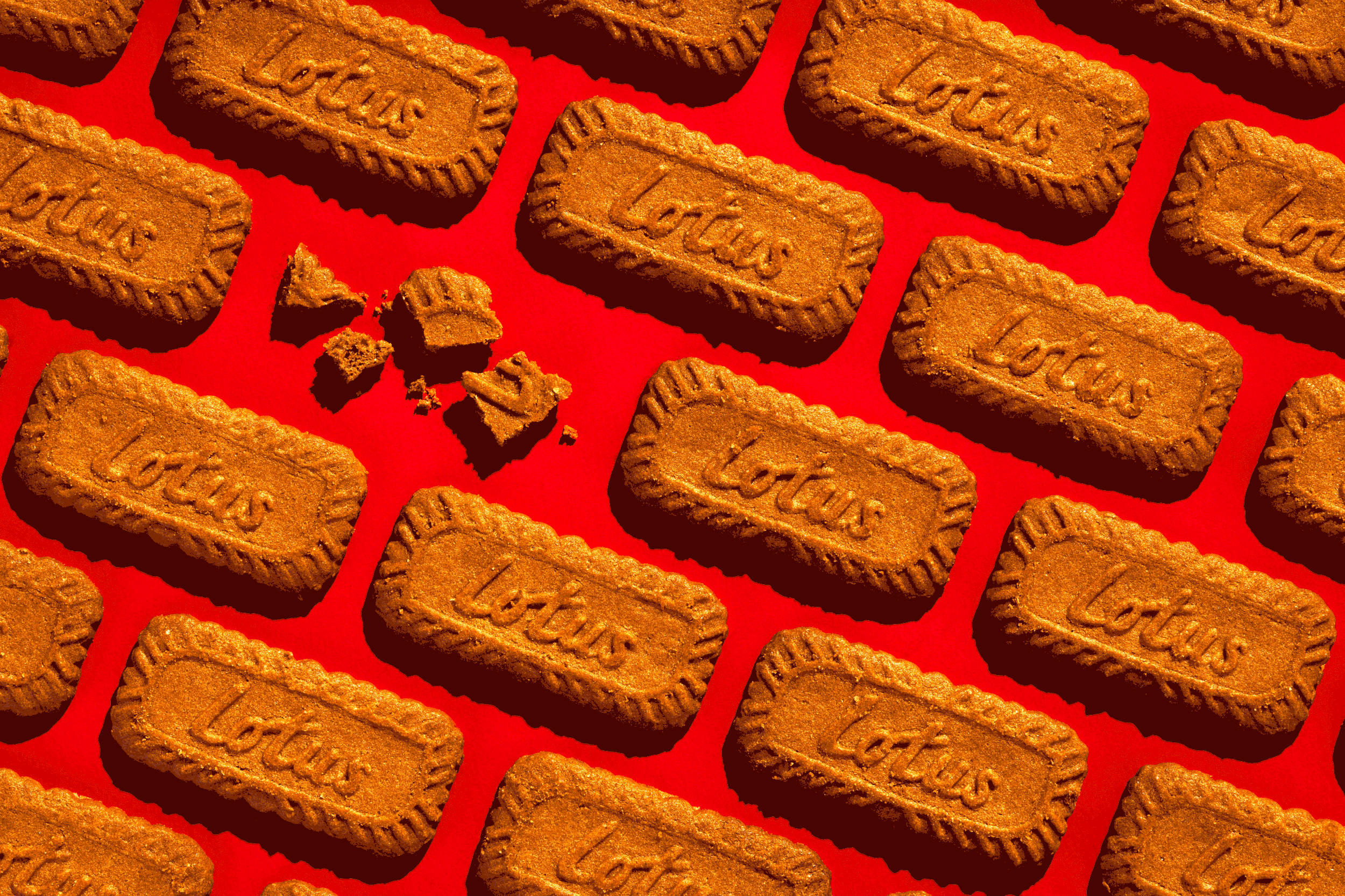 Gâteaux de biscuits Lotus sur un fond rouge, certains biscuits sont brisés. gif animé