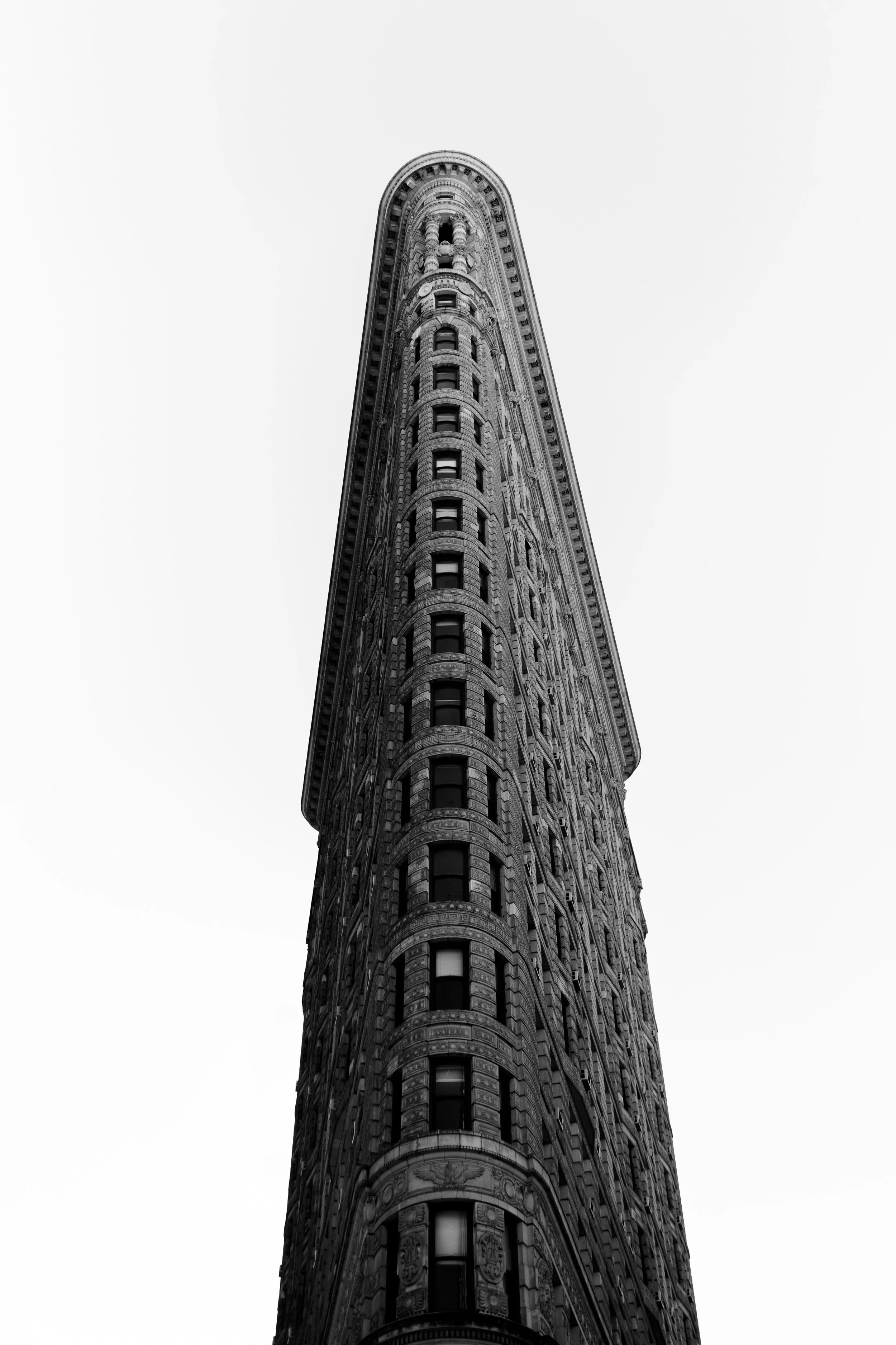 Le Flatiron. Célèbre bâtiment à New York, vu en contre-plongé, photographié en noir et blanc.