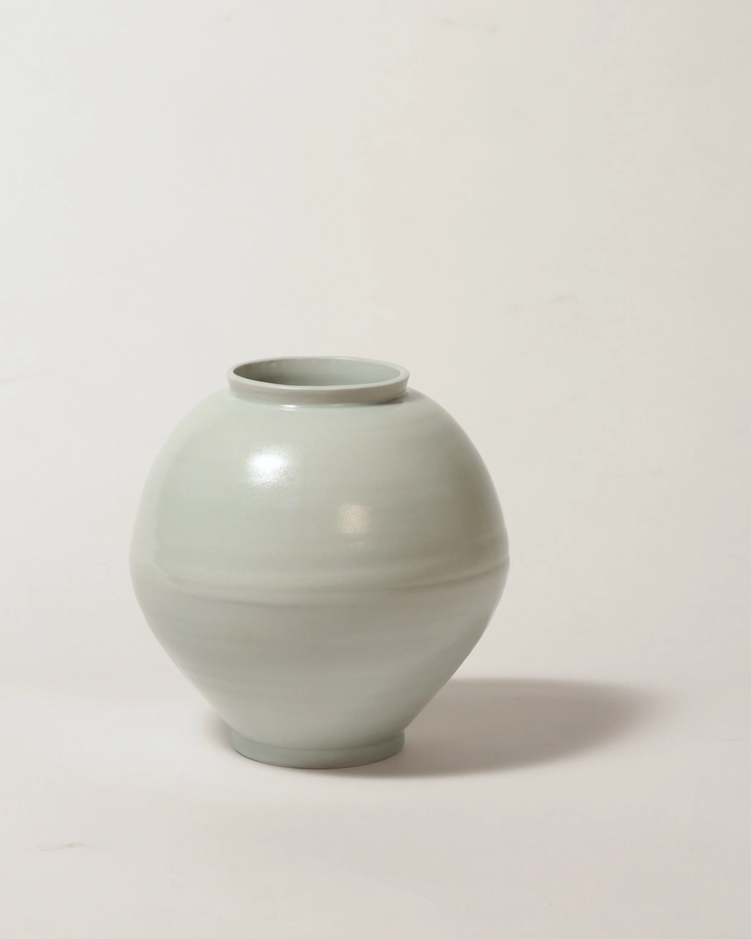 IMG_9858Porcelain Moon Jar-satin-Reduction26*26*25.JPG