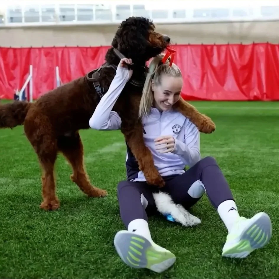 Man+United+Dogs+vs+Agility+Course%21+%F0%9F%90%B6+_+Le+Tissier%2C+Turner+%26+George+_+The+Golden+Paw+_+Barclays+WSL_1080p.00_14_11_21.Still006.jpg