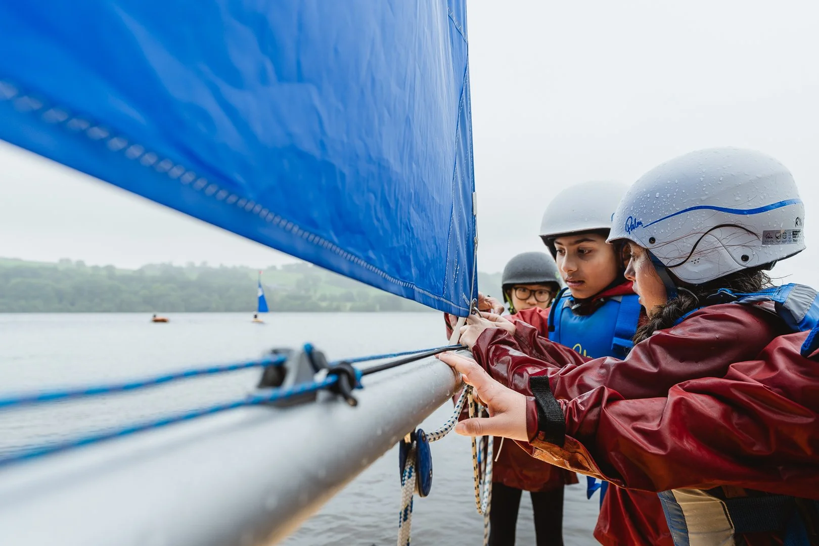 girls_rigging_boat_2-07380.jpg