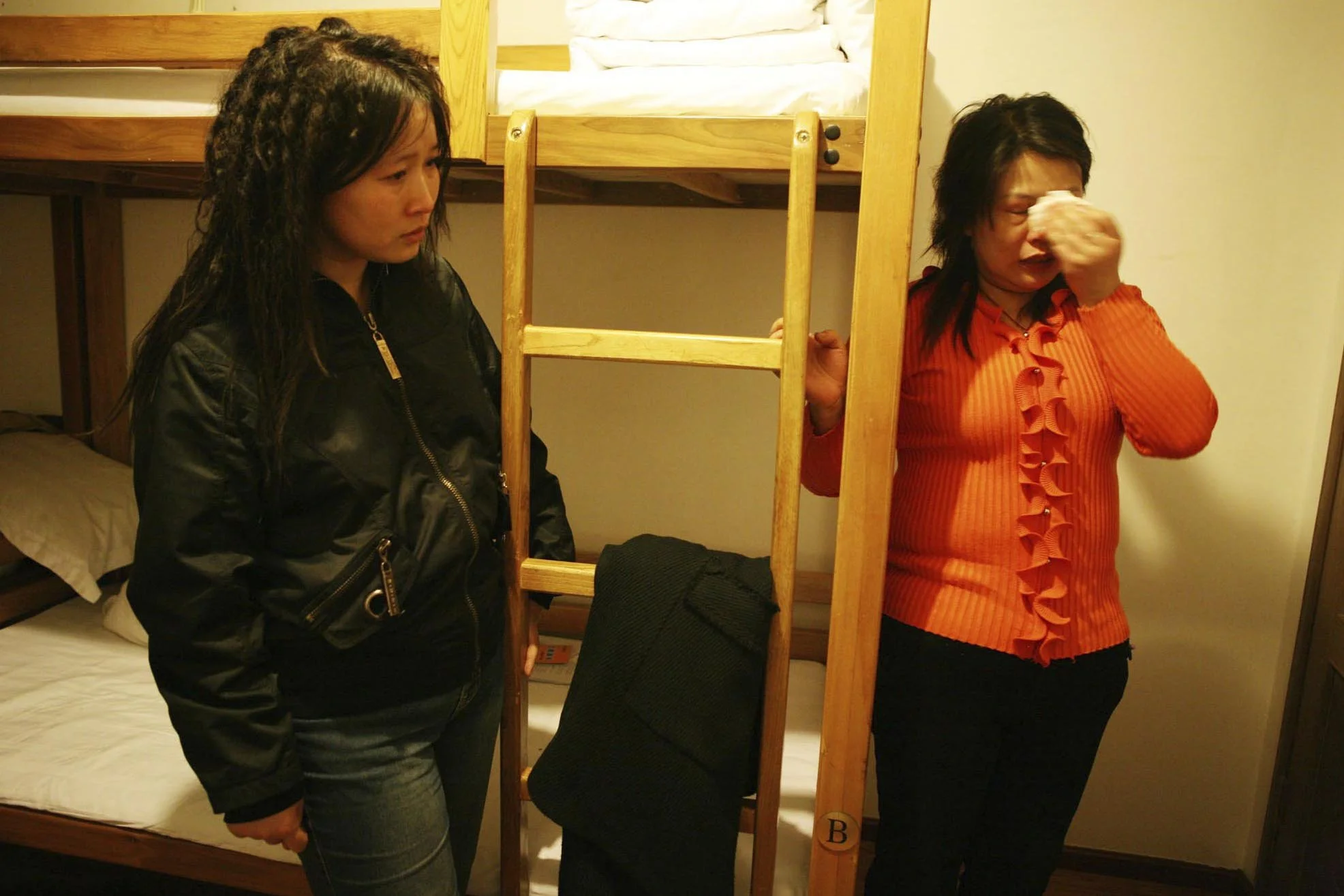 Xujing pleure. Son mari a une concubine depuis cinq ans. Aucun avocat ne veut la défendre car son mari est juge et membre du Parti Communiste Chinois (PCC).