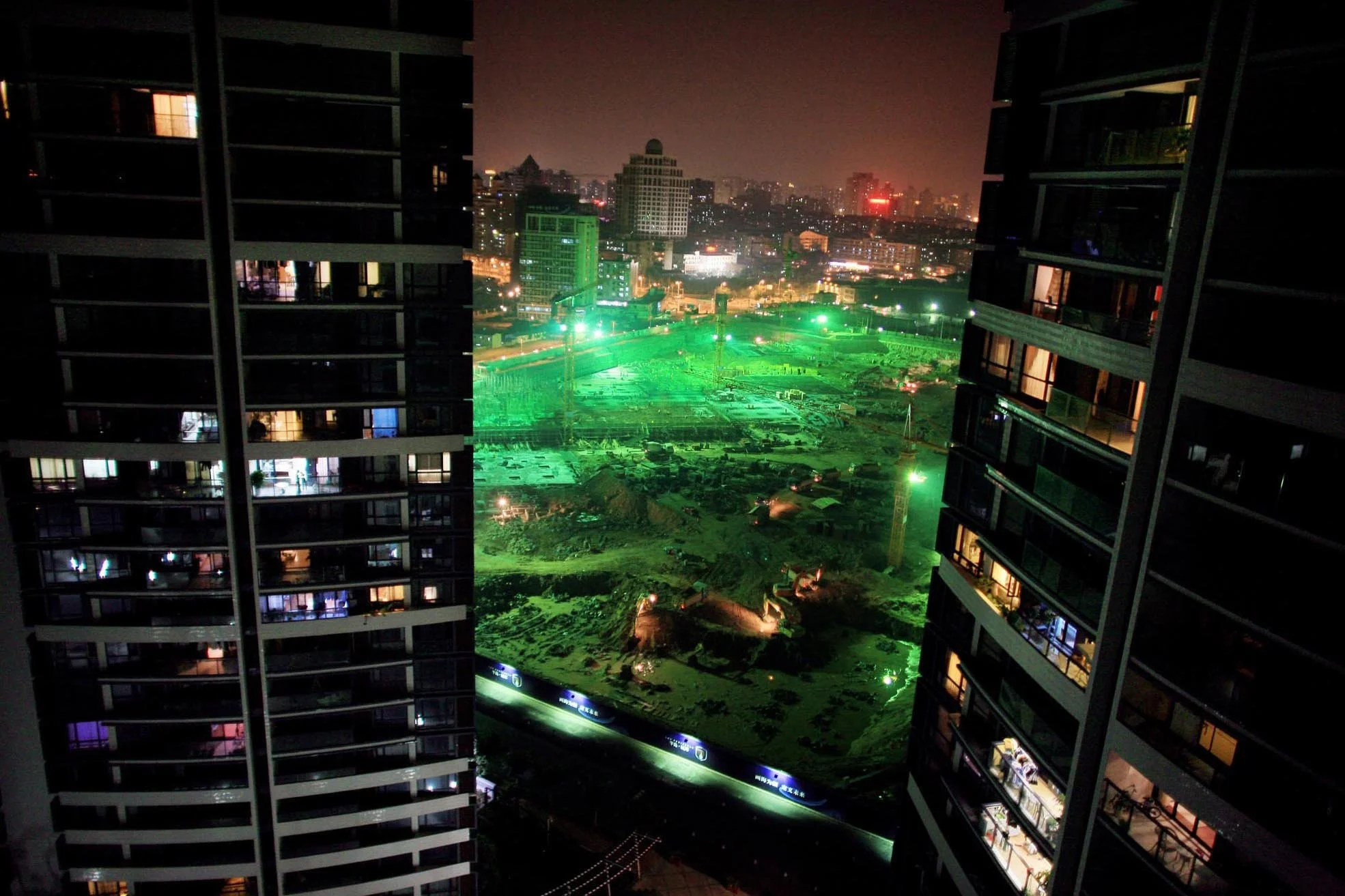 Xian Mengfei vient d’une famille pauvre. Elle est d’abord devenue la concubine d’un homme trois fois plus vieux qu’elle. Il a payé toutes les dettes de ses parents. Aujourd’hui, elle habite dans les nouveaux quartiers de Shenzhen, face au « paradis »