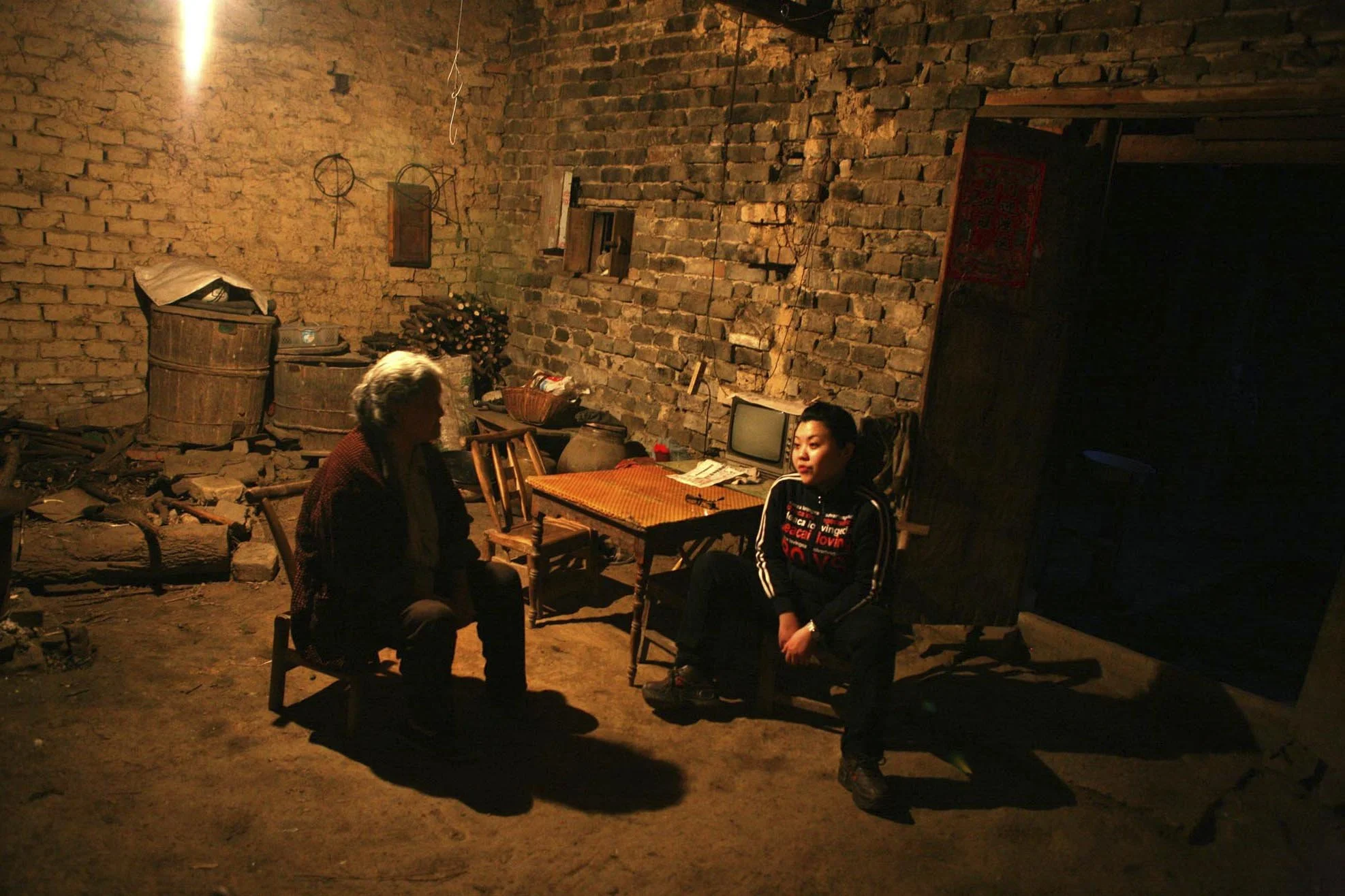 Dazhu, comme de nombreuses Chinoises de sa génération, a décidé de quitter son village natal pour trouver du travail à Shanghai. Elle a 22 ans. Dazhu rend visite une dernière fois à sa grand-mère.