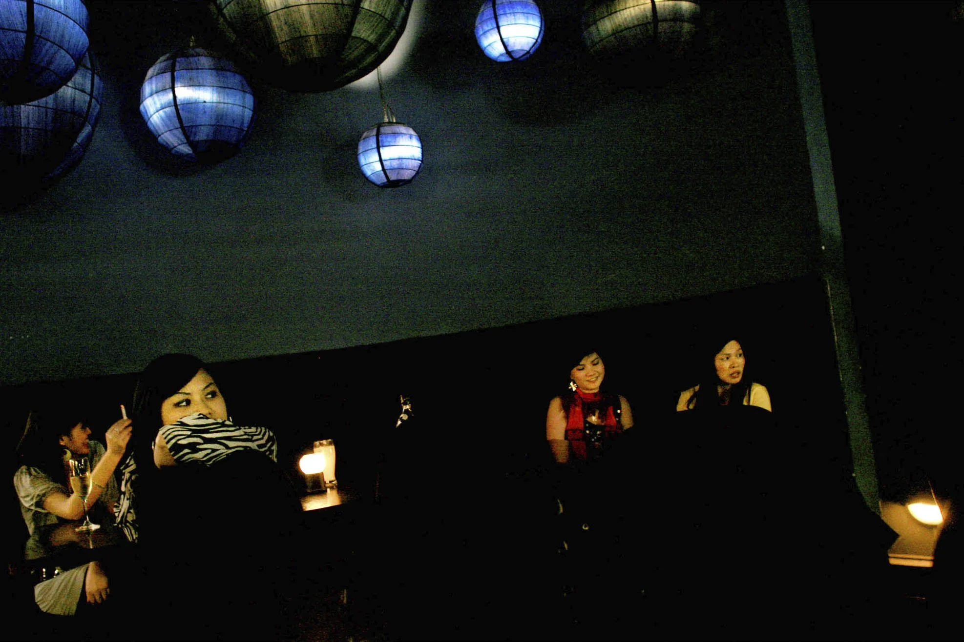 Cinquante filles travaillent dans ce bar. L’attente fait partie de leur quotidien.