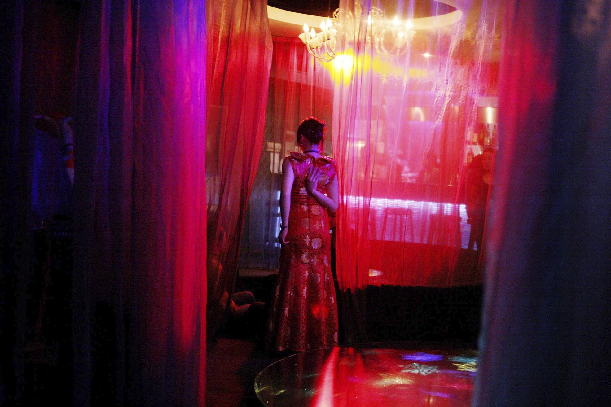 Les entraîneuses gagnent 1,5 euro pour chaque verre d’alcool fort vendu à un client. Les bons soirs, elles peuvent toucher jusqu’à 20 euros. Si elles repartent accompagnées, elles gagneront le double.