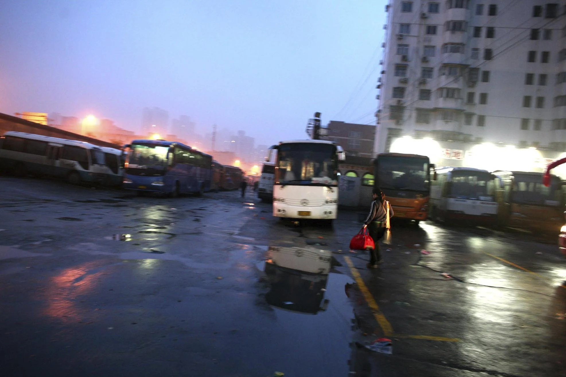 Les migrants arrivent à Shanghai par milliers pour trouver des emplois mieux payés. Ils deviennent ouvriers, femmes de ménage, entraîneuses… et vivent dans des conditions précaires..