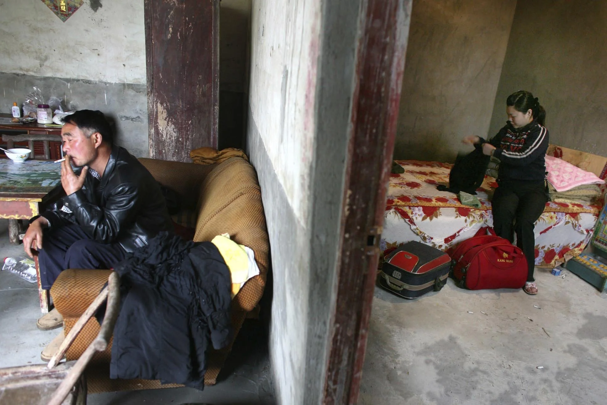 Le père de Dazhu est au chômage. Sa mère, elle, alterne les petits boulots et gagne 30 euros par mois. C’est pour fuir la misère et aider ses parents que Dazhu quitte son village.