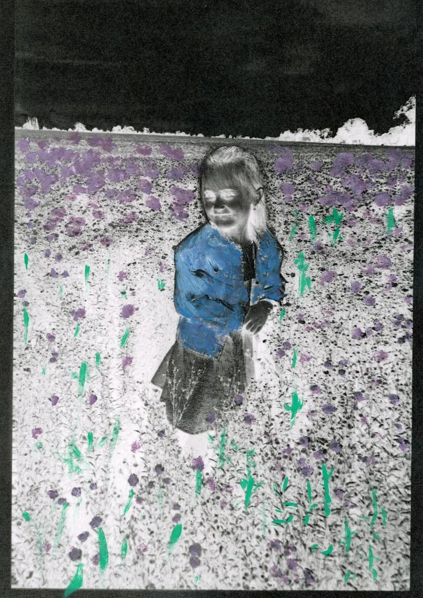 Fl. Pour les couleurs j’avais pensé au noir et au violet. Ce sont mes couleurs préférées. Dehors, j'ai des chevaux et des chiens. Avec ma fille, y penser, c'est ce qui me tient en vie. 