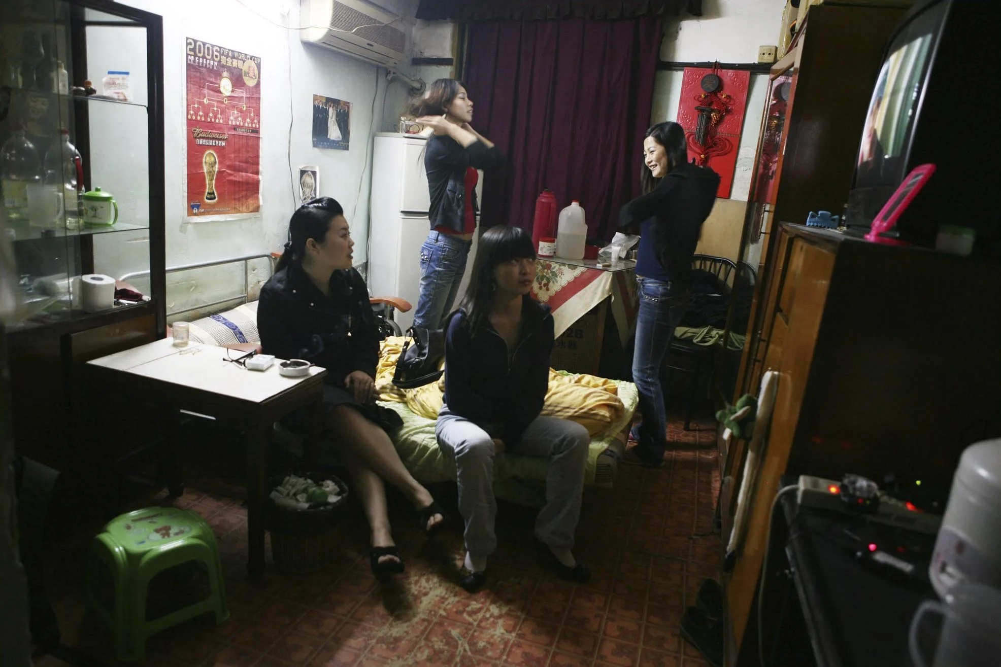 Dazhu retrouve trois amies de sa province, avec qui elle va habiter. Elles sont toutes devenues entraîneuses et vivent ensemble dans 15 m2. Elles ont pris des noms occidentaux à leur arrivée. Ainsi, Dazhu devient Kathy.