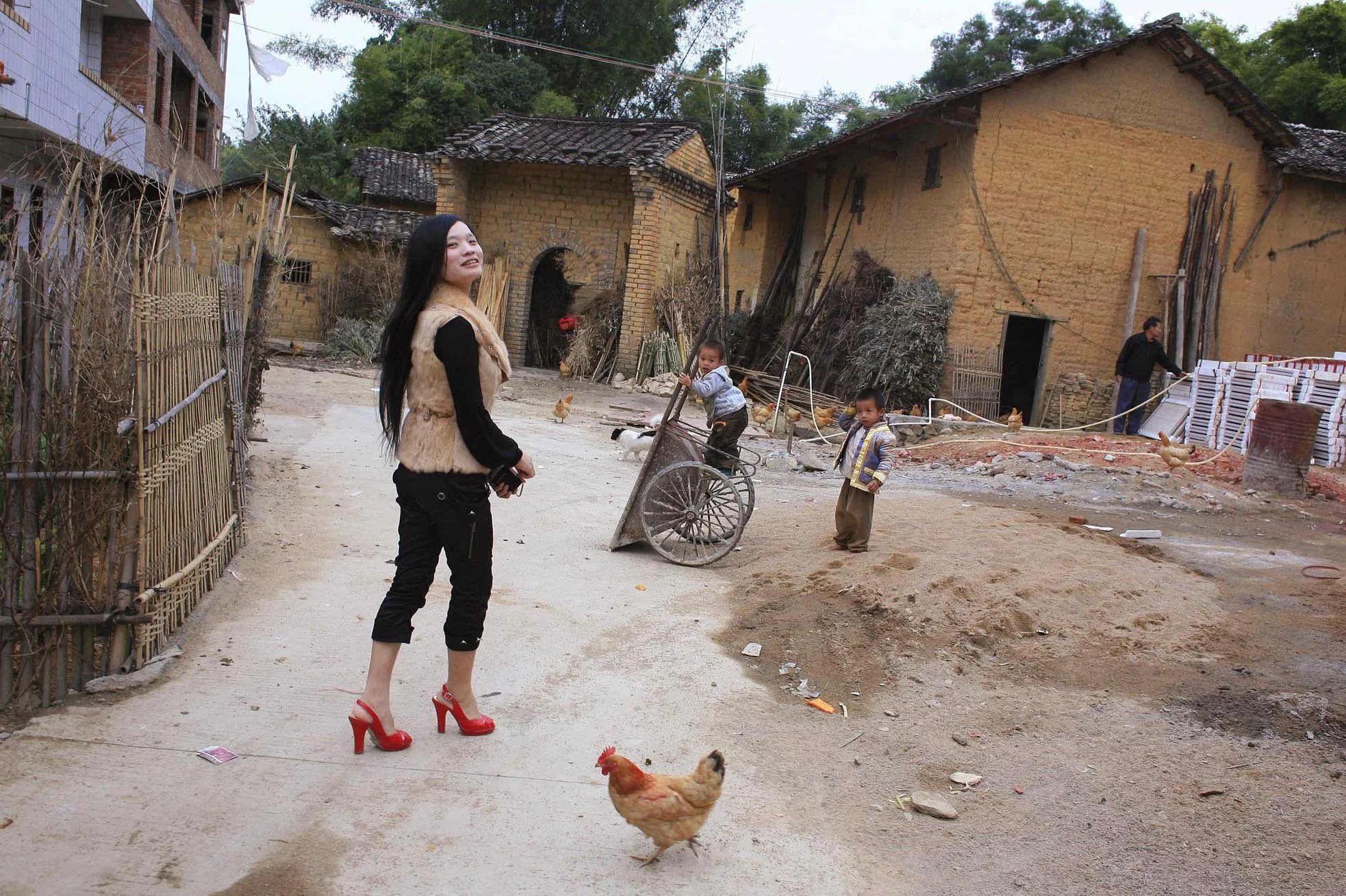 Xian Mengfei est sortie d'affaires pour l’instant. Mais quand elle retourne dans son village natal, dans la région de Mai Zhou, personne ne lui adresse la parole. Même si son statut est « secret », tous le connaissent et la voient d’un mauvais œil.