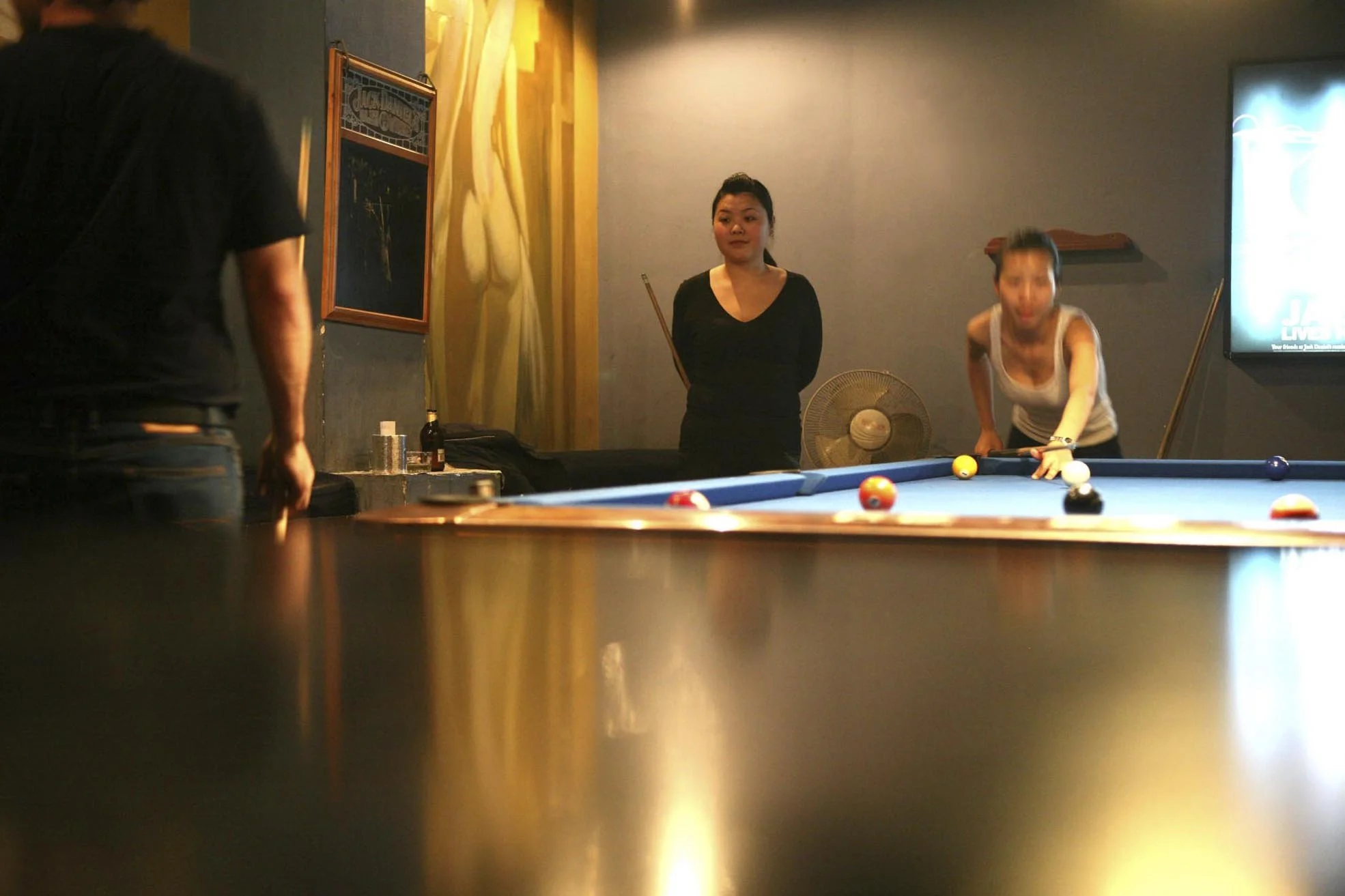 En arrivant dans ce bar de Shanghai, Kathy pensait être serveuse. Mais c’est un travail d’entraîneuse qui l’attendait. Son rêve se précise : ne dépendre que d’un seul homme plutôt que de plusieurs.