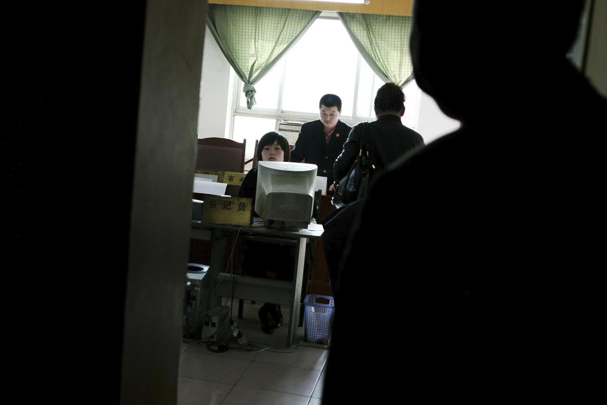 La loi chinoise autorise les divorces en cas de bigamie depuis 2001. Mais pour obtenir des dédommagements, les épouses doivent fournir de nombreuses preuves de la double vie de leur mari. Preuves difficiles à recueillir.