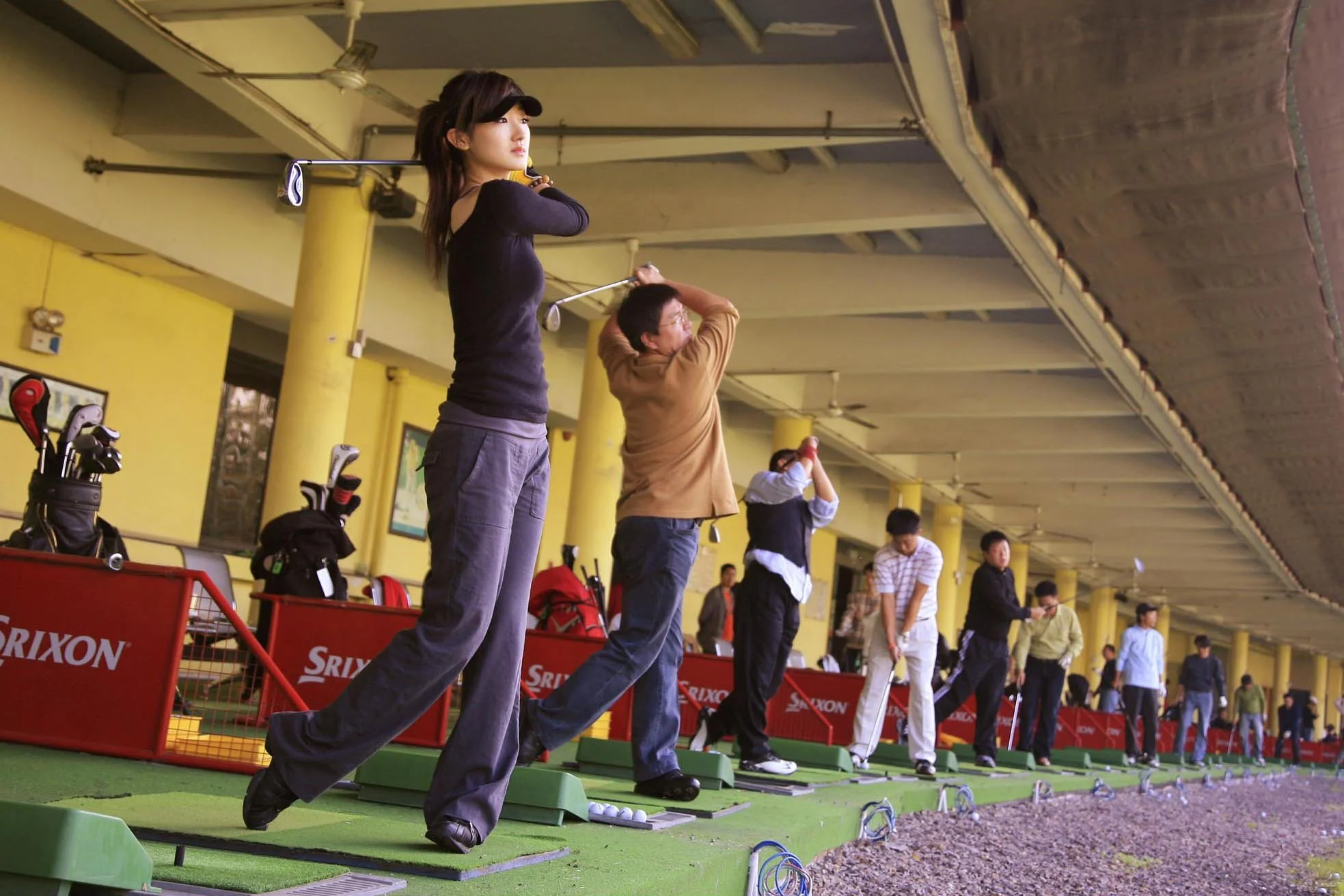 Il y a un seul practice de golf à Shanghai, dans le quartier huppé de Gubei. Nanhua y rencontre de riches hommes d’affaires.