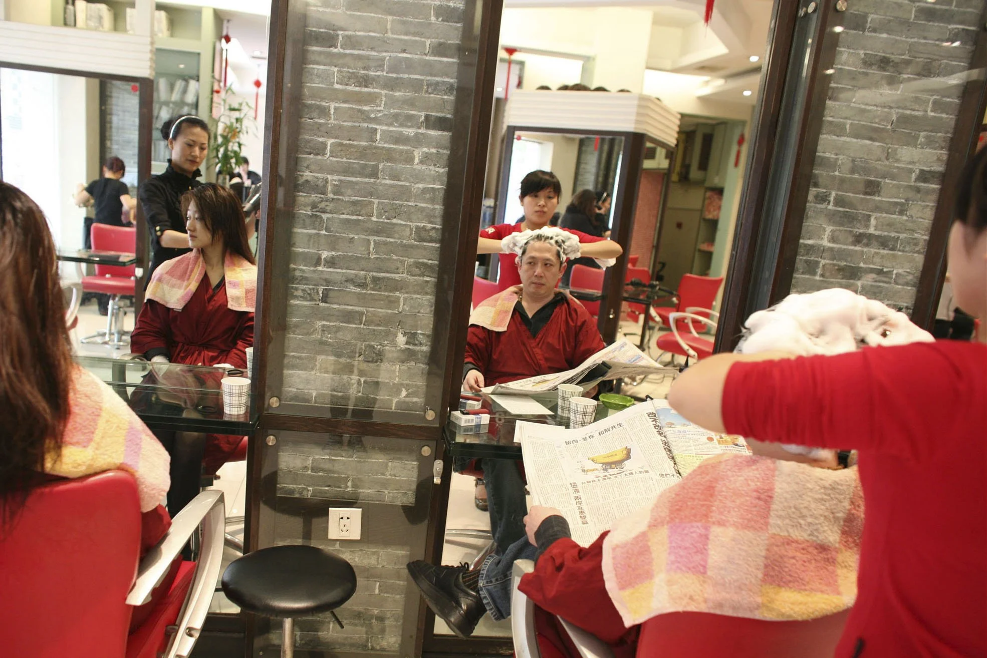 Nanhua a réussi. Elle habite aujourd’hui dans un appartement de 150 m2, dont le loyer est de 1.500 euros par mois, soit quinze fois le salaire mensuel moyen d’un migrant. Couverte de cadeaux, elle porte des vêtements Dior et possède des sacs signés L