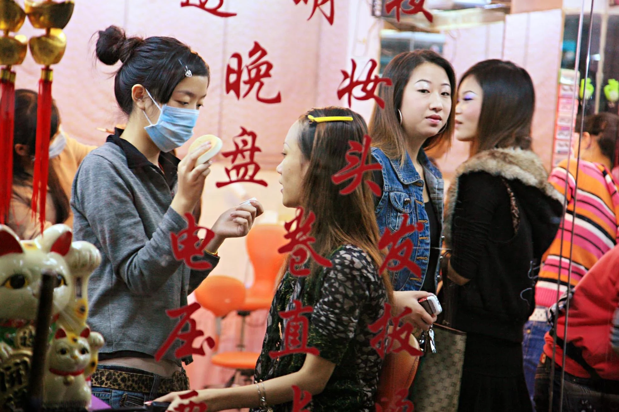 La ville des concubines, c’est Shenzhen. Dans la province, elles seraient près de 100 000. Dans les « quartiers de concubines », les jeunes filles se préparent dans de petits salons de coiffure en attendant des Hongkongais qui viennent une fois par s