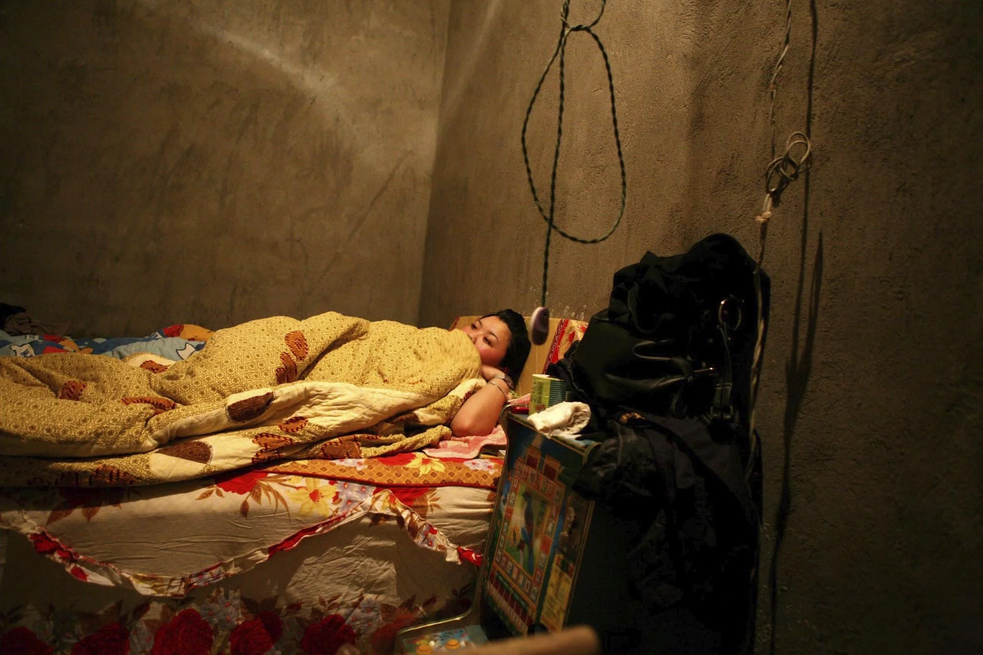 Dernière nuit de Dazhu avant de partir pour la ville. Elle songe aux amies qu’elle va retrouver. Certaines sont devenues concubines : un riche homme marié leur paie un appartement et subvient à leurs besoins.