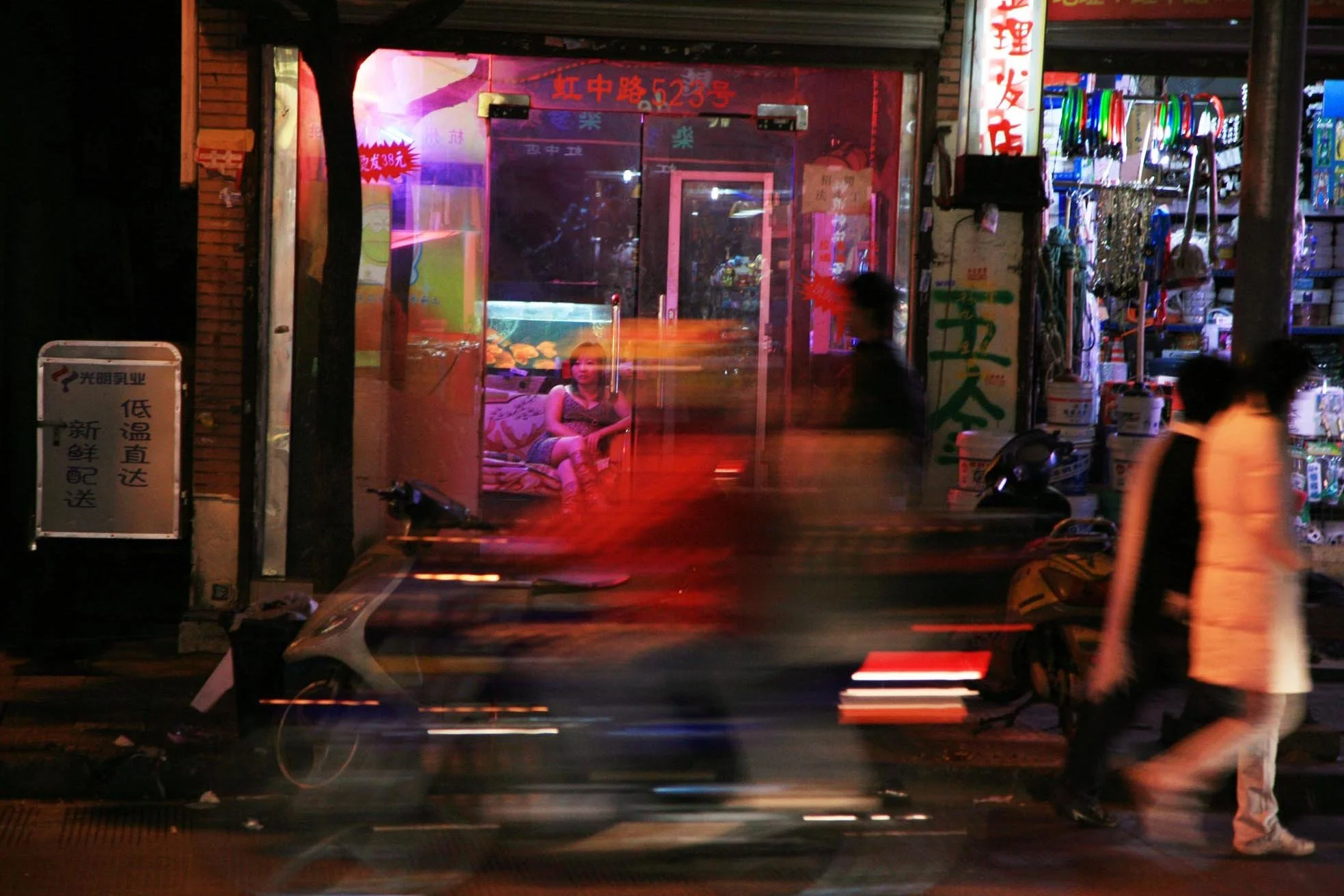 La prostitution est très répandue en Chine. Des prostituées attendent derrière les vitrines de faux salons de coiffure ou de massages.