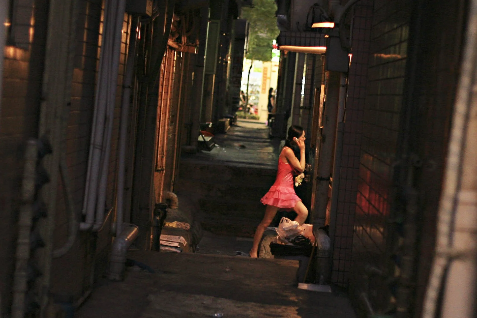 Avant de devenir concubines, certaines jeunes migrantes commencent par la prostitution. Ici, dans un quartier chaud de Shenzhen, cité nouvelle aux portes de Hong Kong. C’est la seule ville de Chine où le nombre de femmes est supérieur à celui des hom