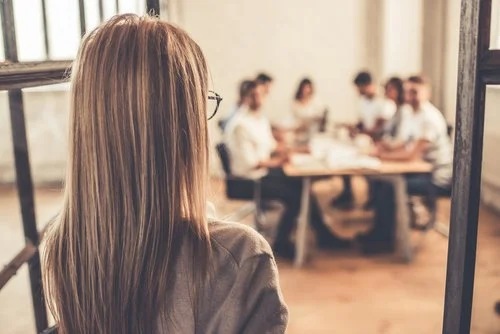 AI e lavoro: perché le prime assunzioni sono le più a rischio