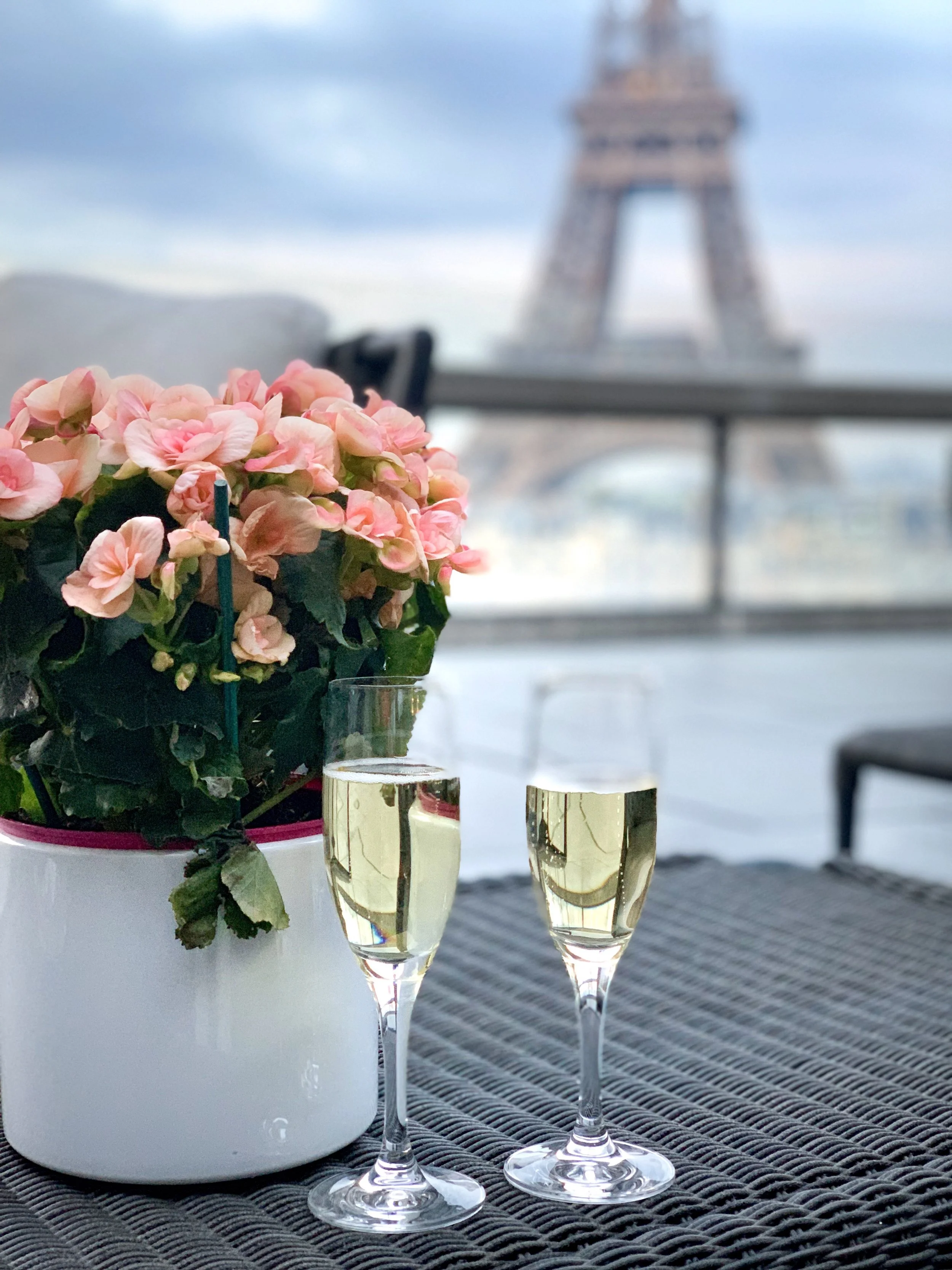 Copas de champagne con vista a la Torre Eiffel durante una experiencia VIP en París.