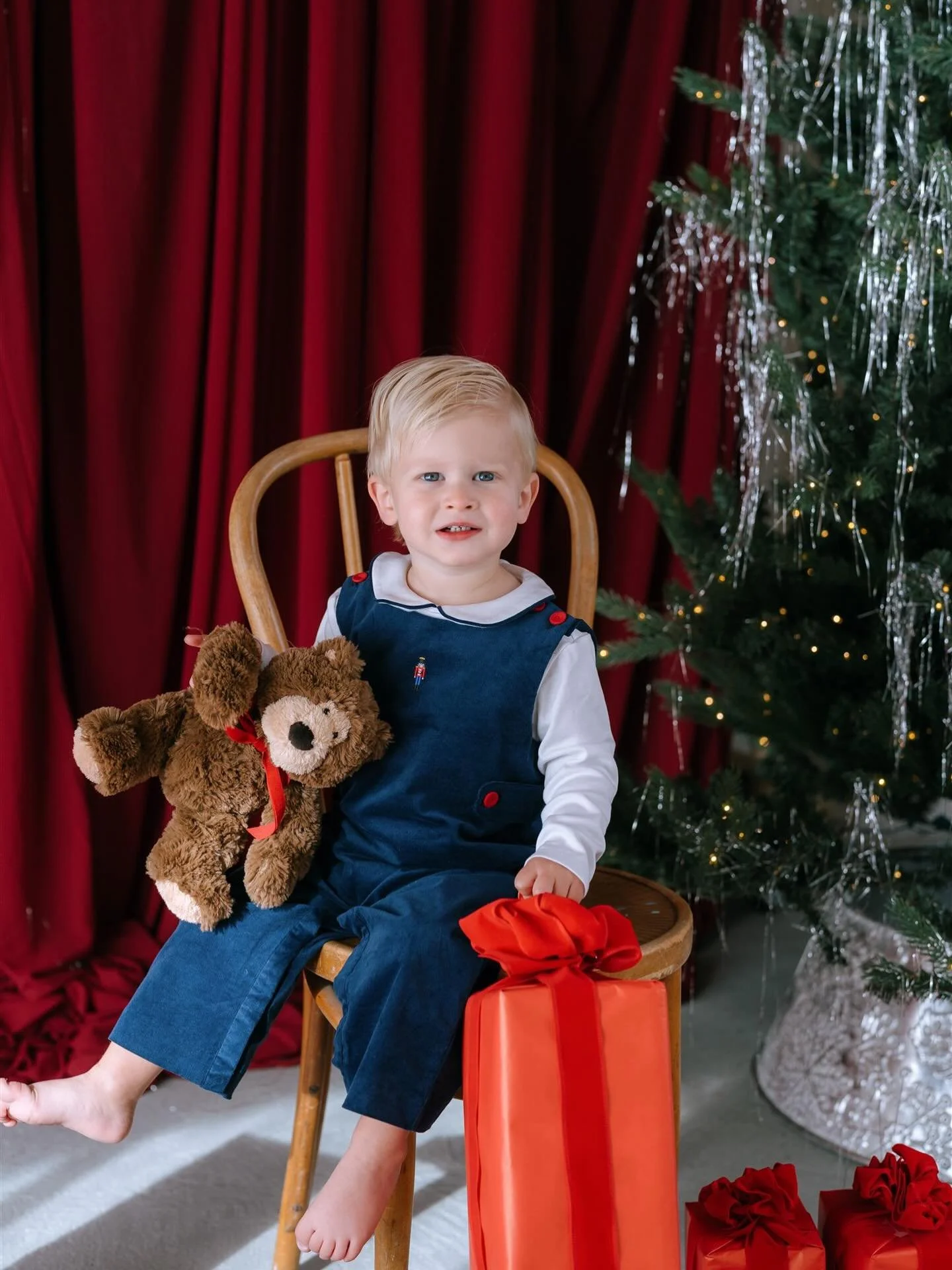 🎁🎄🎺🧸&hearts;️

Book the studio for your next holiday photos!