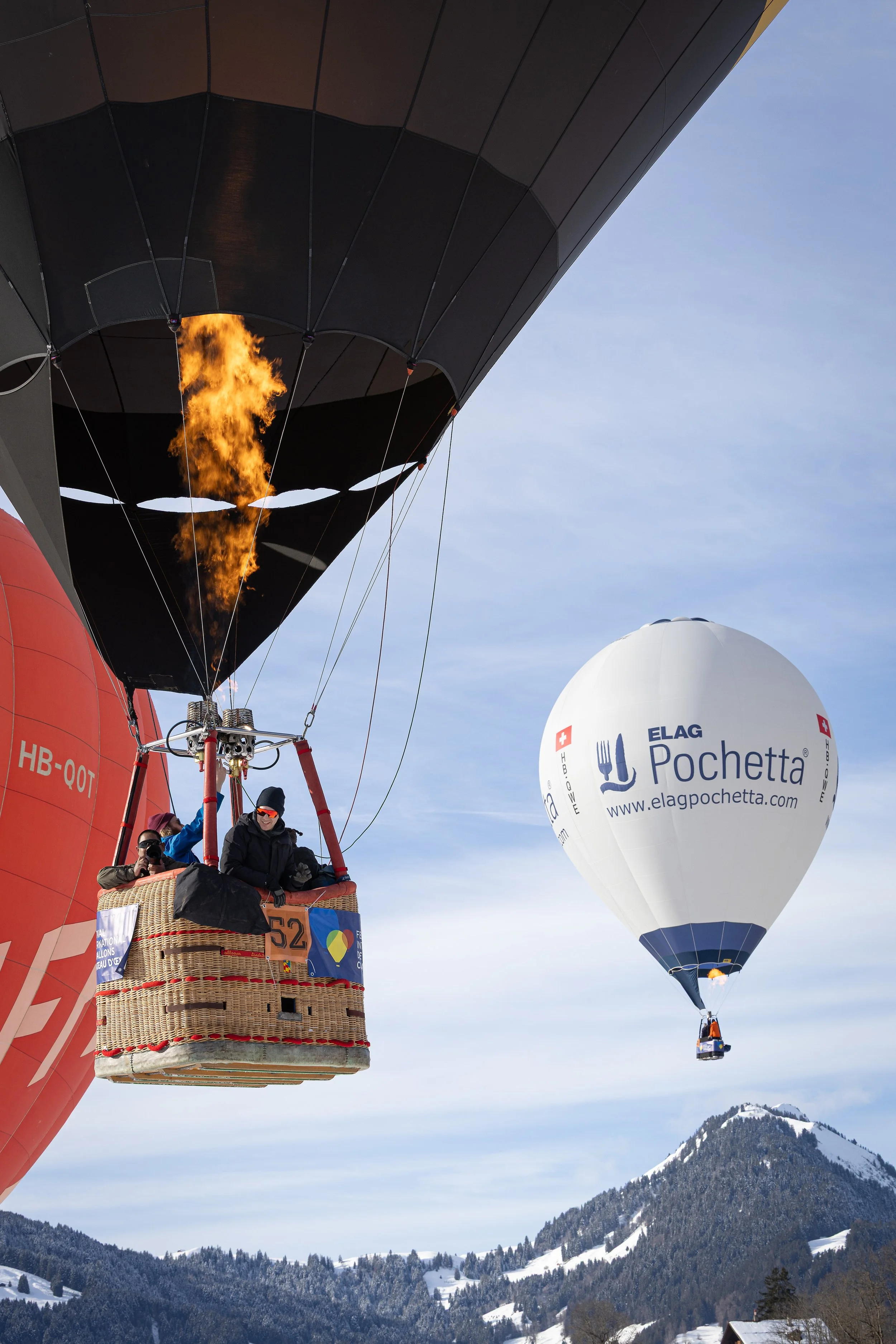 Aufsteigender Heissluftballon. Flamme ersichtlich. Winterwonderland.