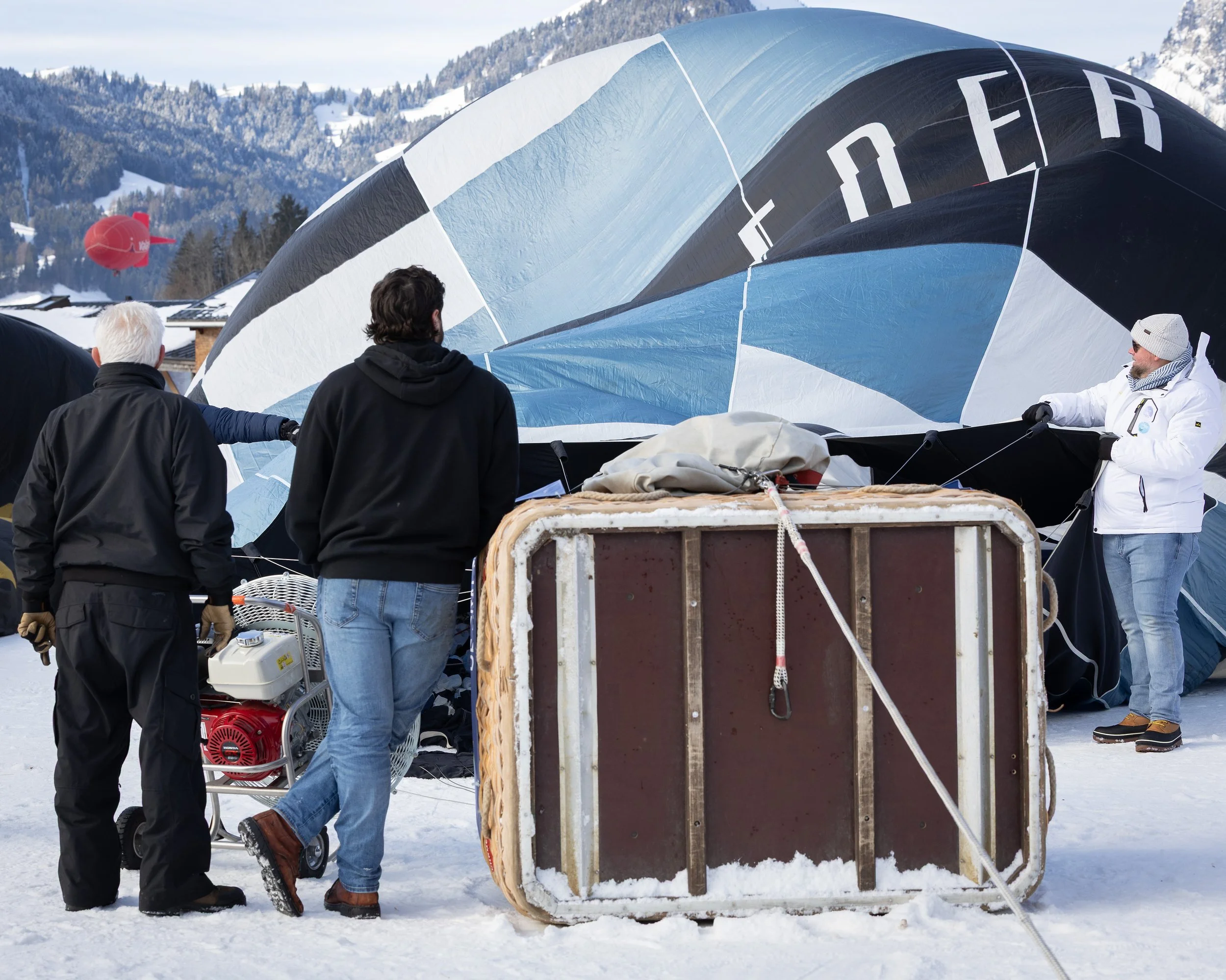 Ballonfahrt Vorbereitung. Aufblasen des Heissluftballons - EVENT Shooting