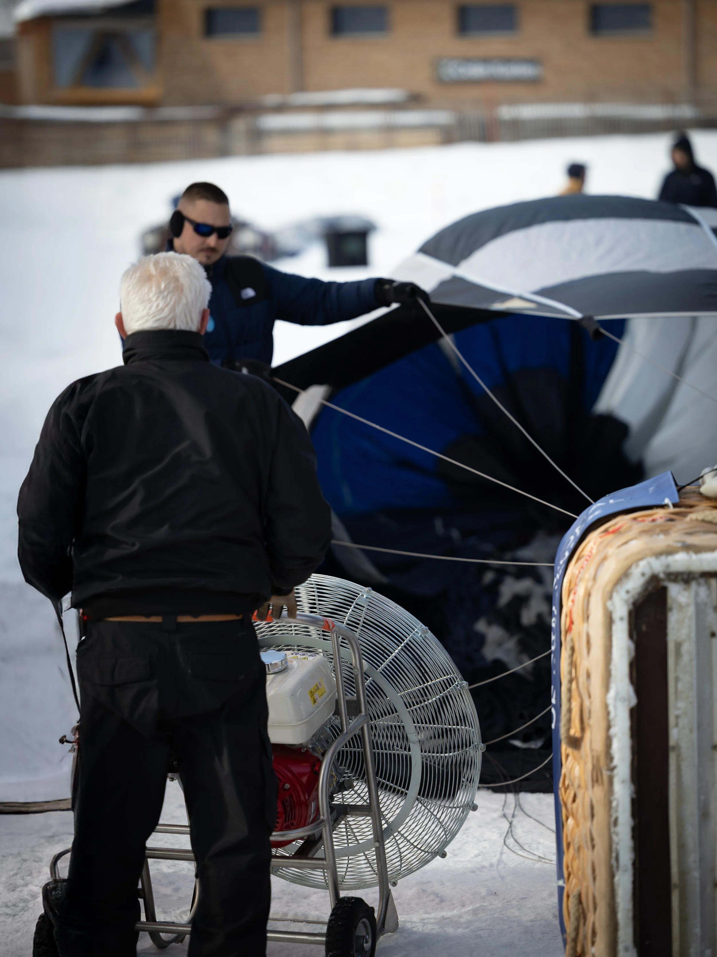 Ballonfahrt Vorbereitung. Aufblasen des Heissluftballons - EVENT Shooting